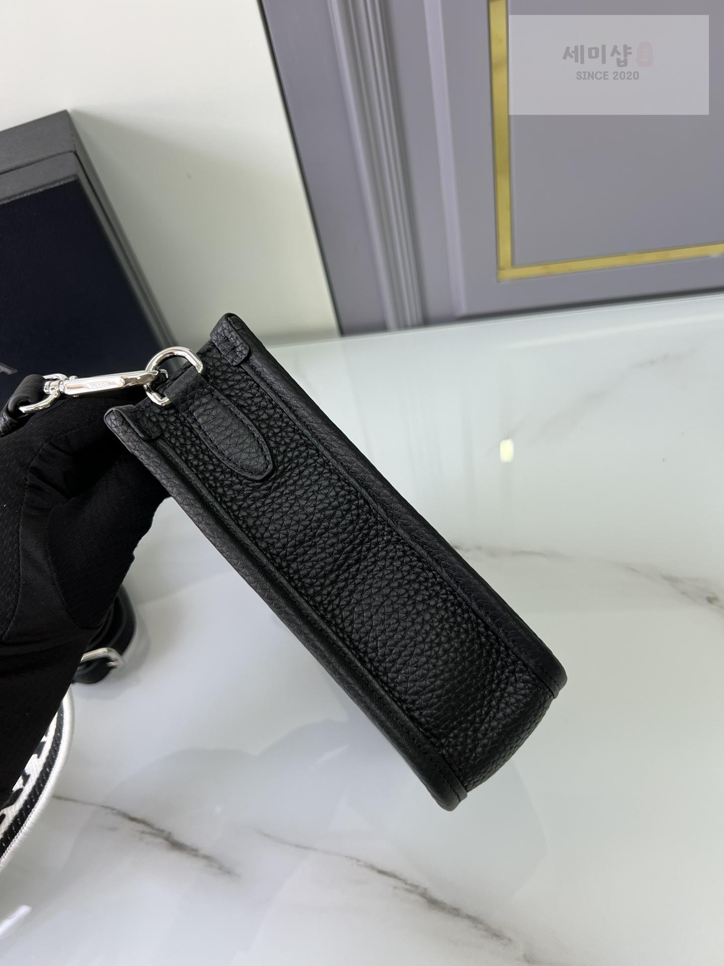 P R A D A Prada Leather Mini Shoulder Bag 3번 이미지