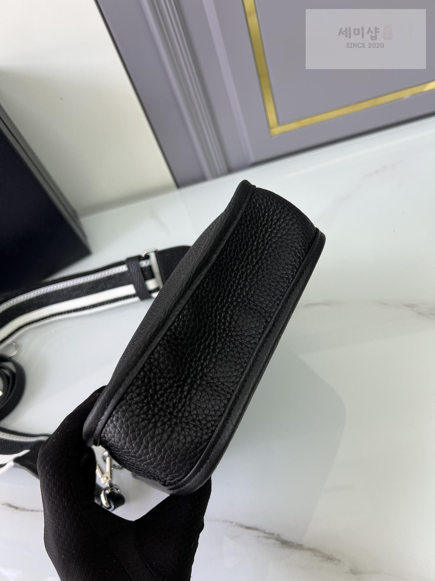 P R A D A Prada Leather Mini Shoulder Bag 4번 이미지