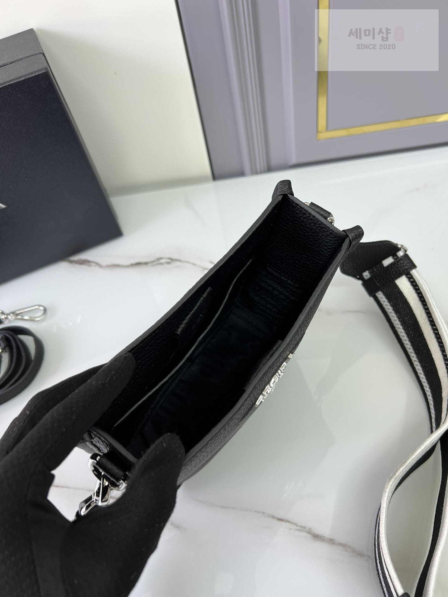 P R A D A Prada Leather Mini Shoulder Bag 6번 이미지