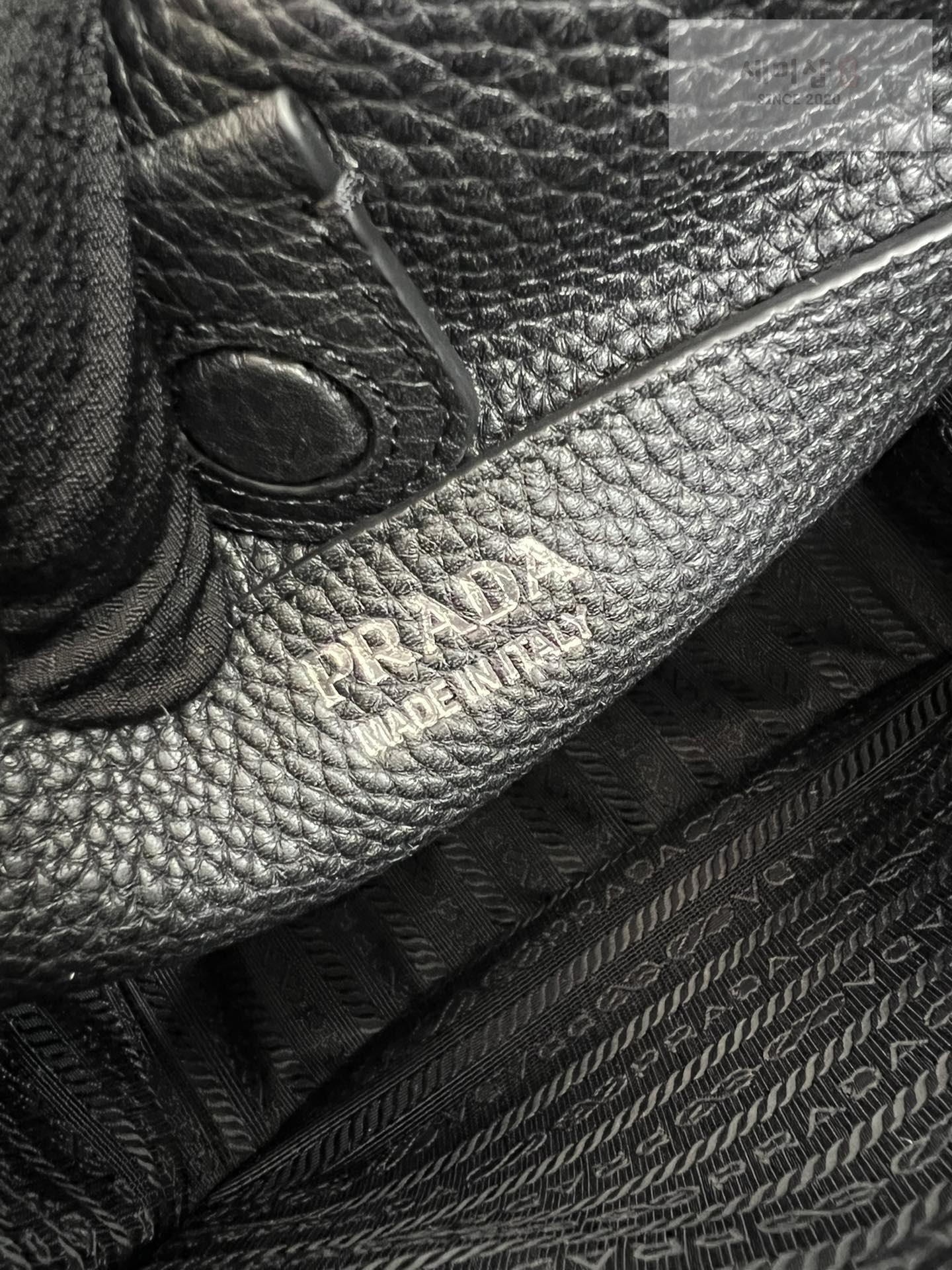 P R A D A Prada Leather Mini Shoulder Bag 7번 이미지