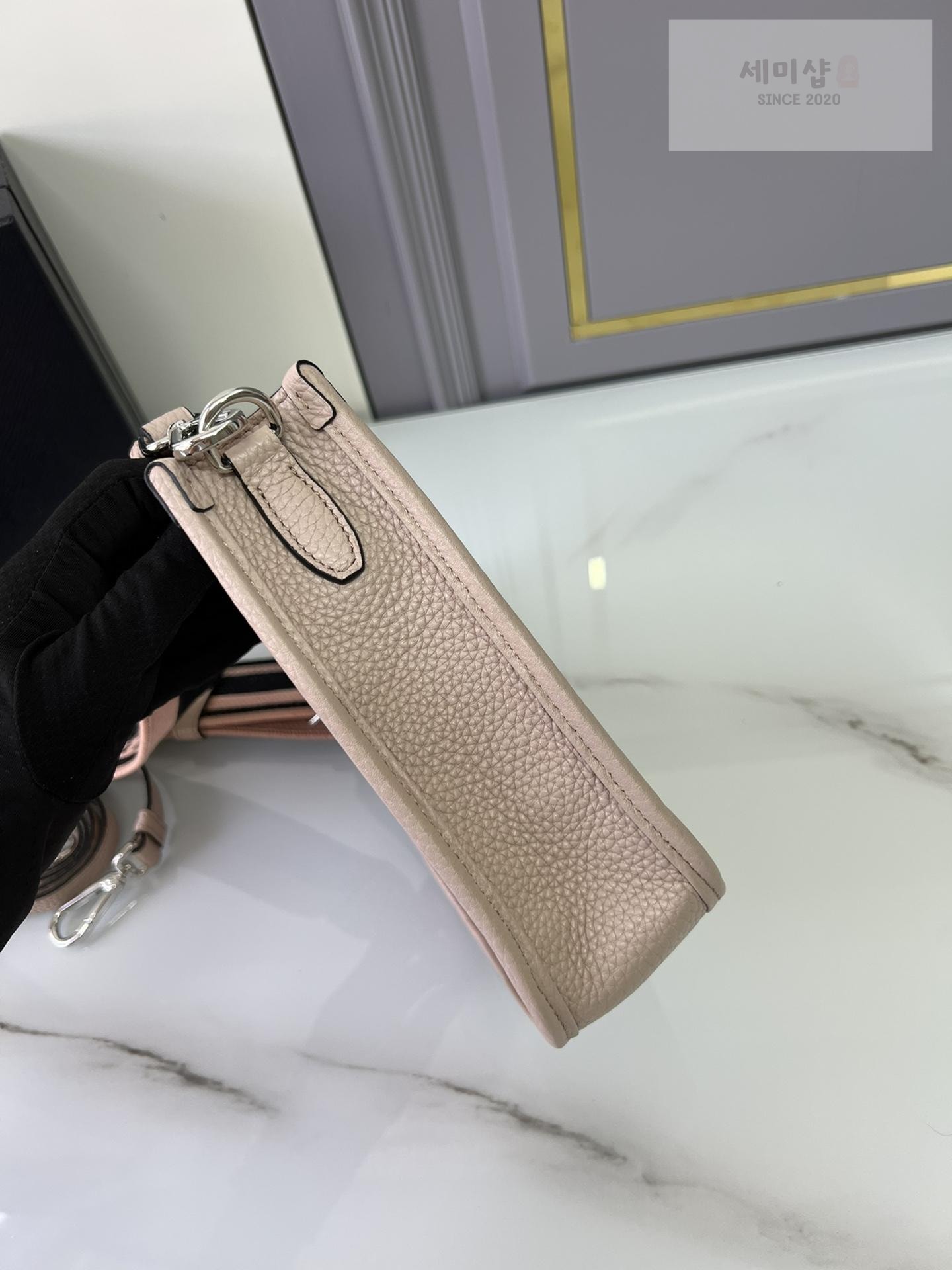 P R A D A Prada Leather Mini Shoulder Bag 37번 이미지