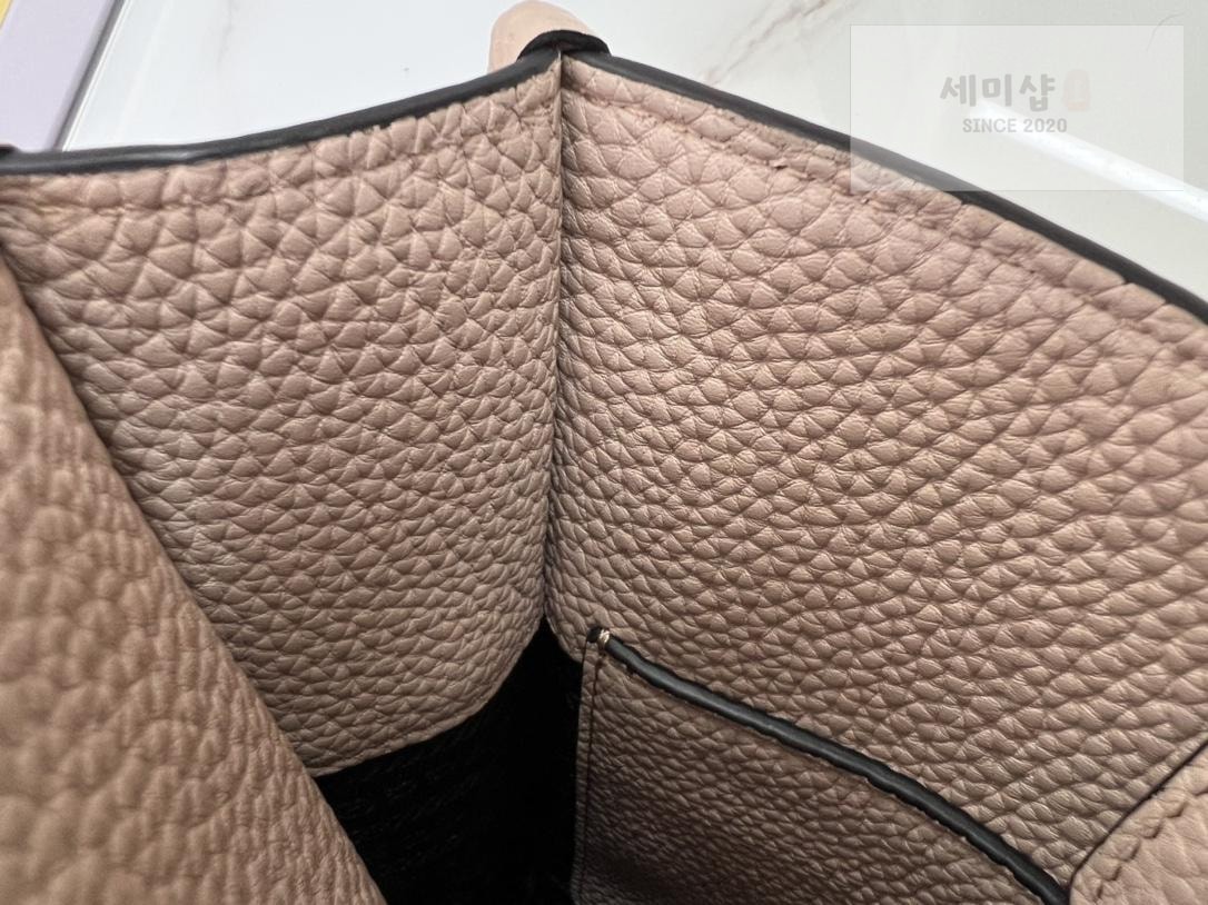 P R A D A Prada Leather Mini Shoulder Bag 36번 이미지