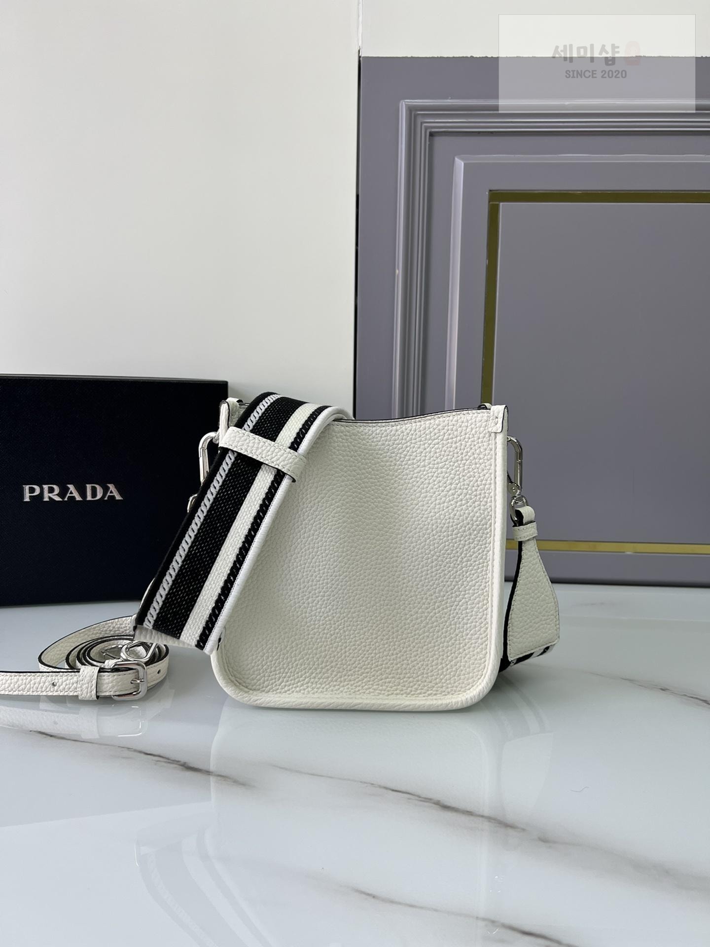 P R A D A Prada Leather Mini Shoulder Bag 15번 이미지