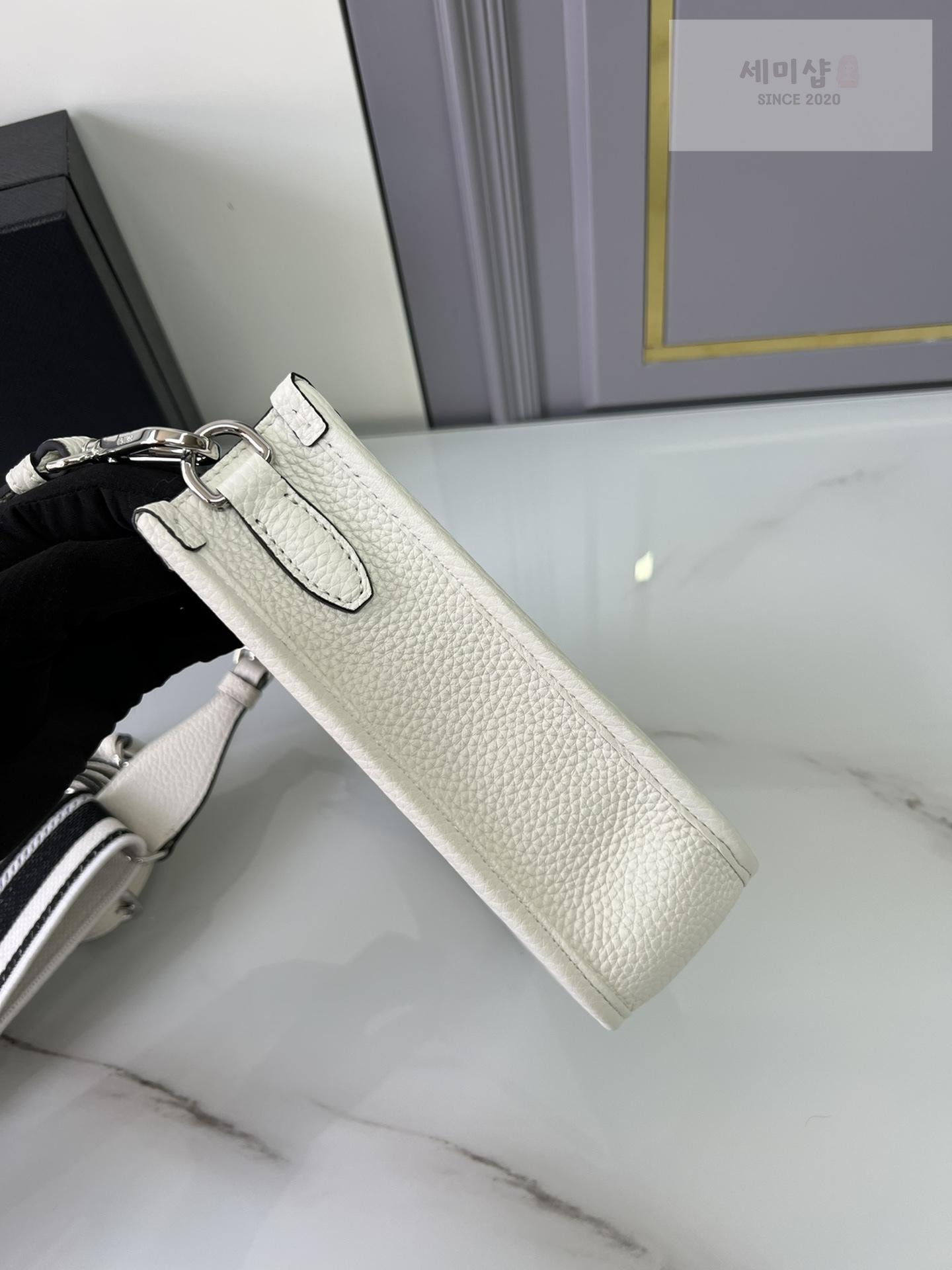 P R A D A Prada Leather Mini Shoulder Bag 16번 이미지