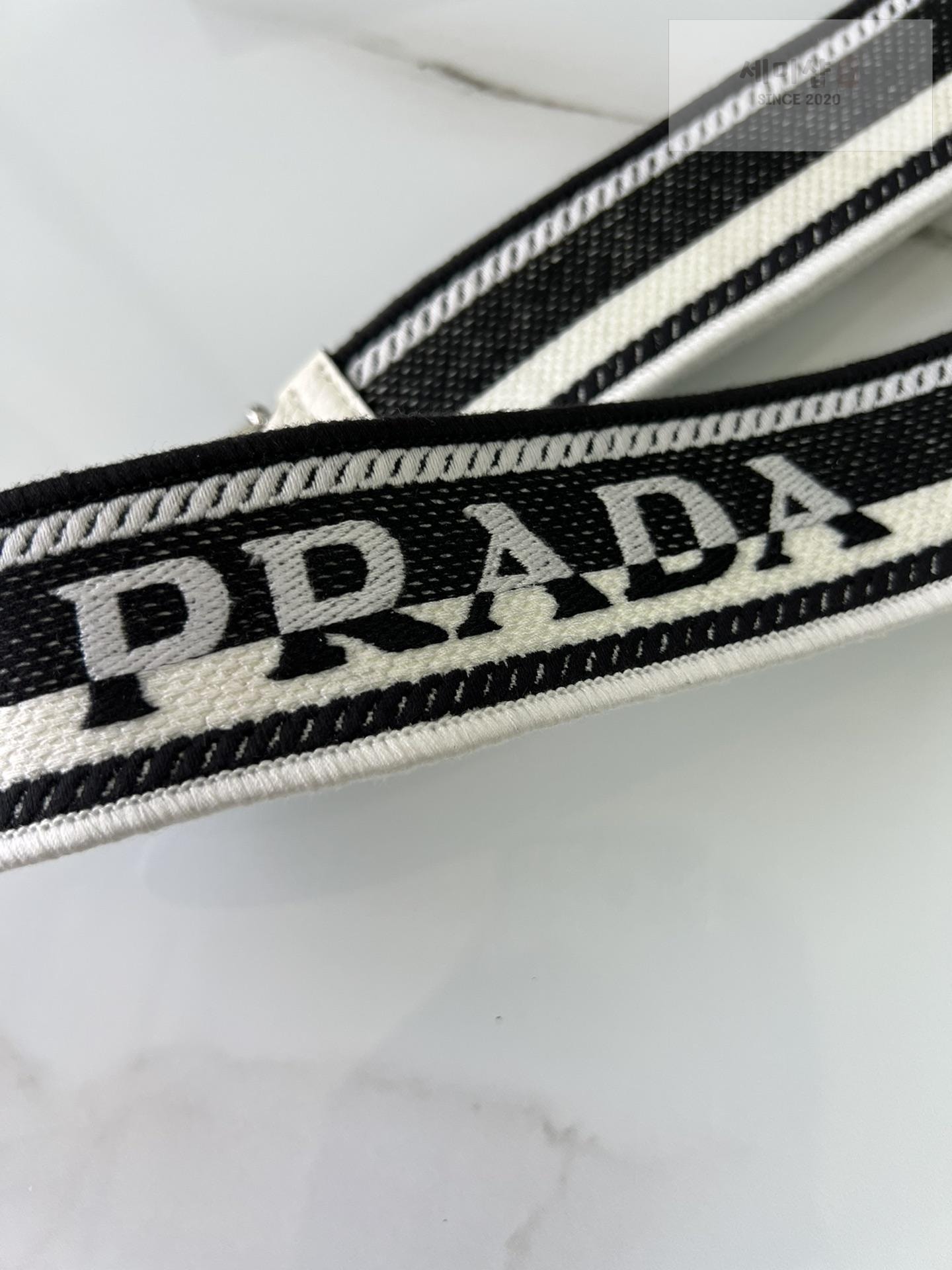 P R A D A Prada Leather Mini Shoulder Bag 19번 이미지