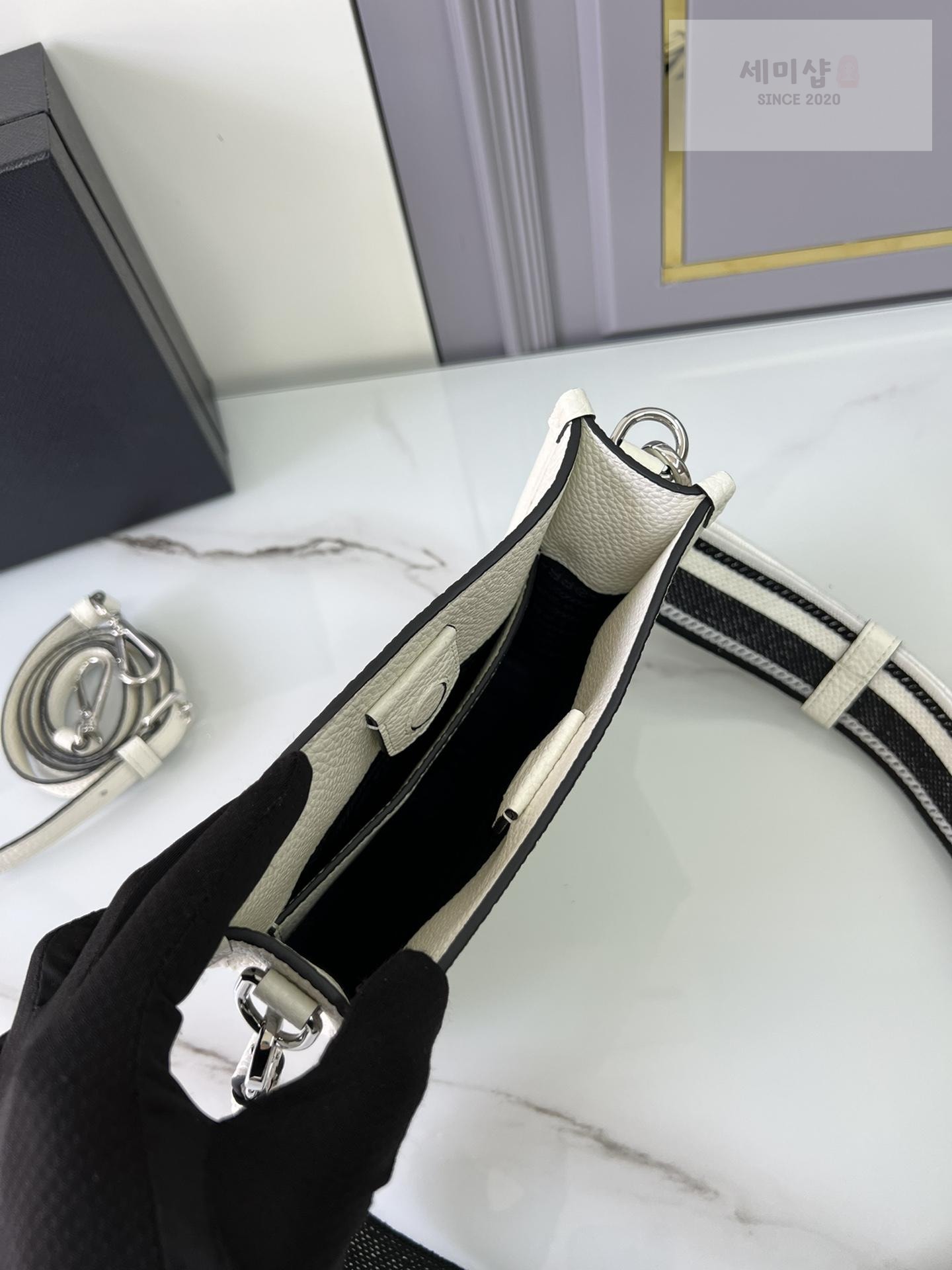 P R A D A Prada Leather Mini Shoulder Bag 20번 이미지
