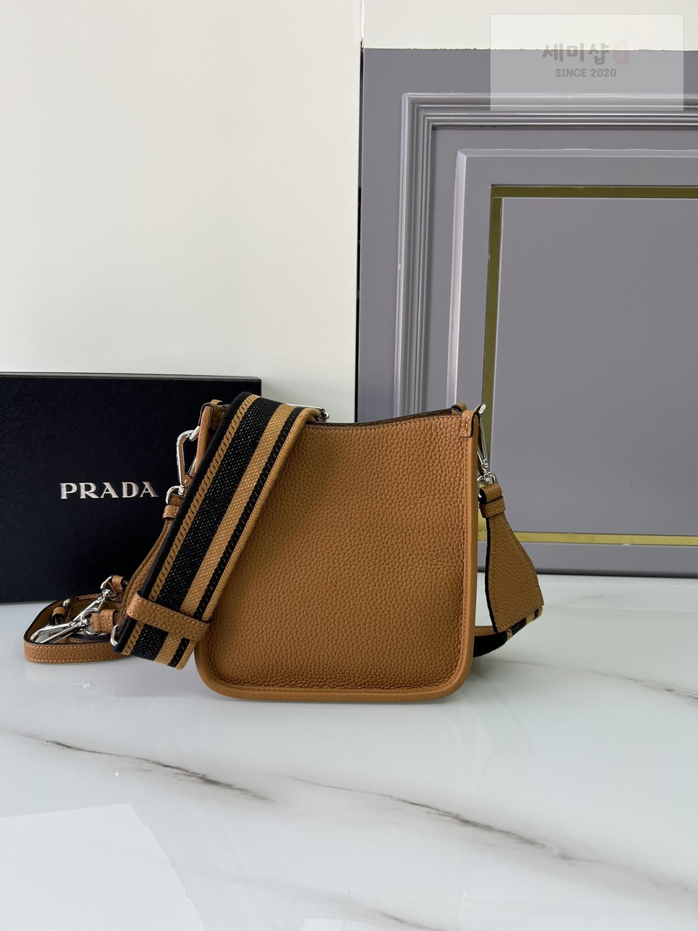 P R A D A Prada Leather Mini Shoulder Bag 22번 이미지