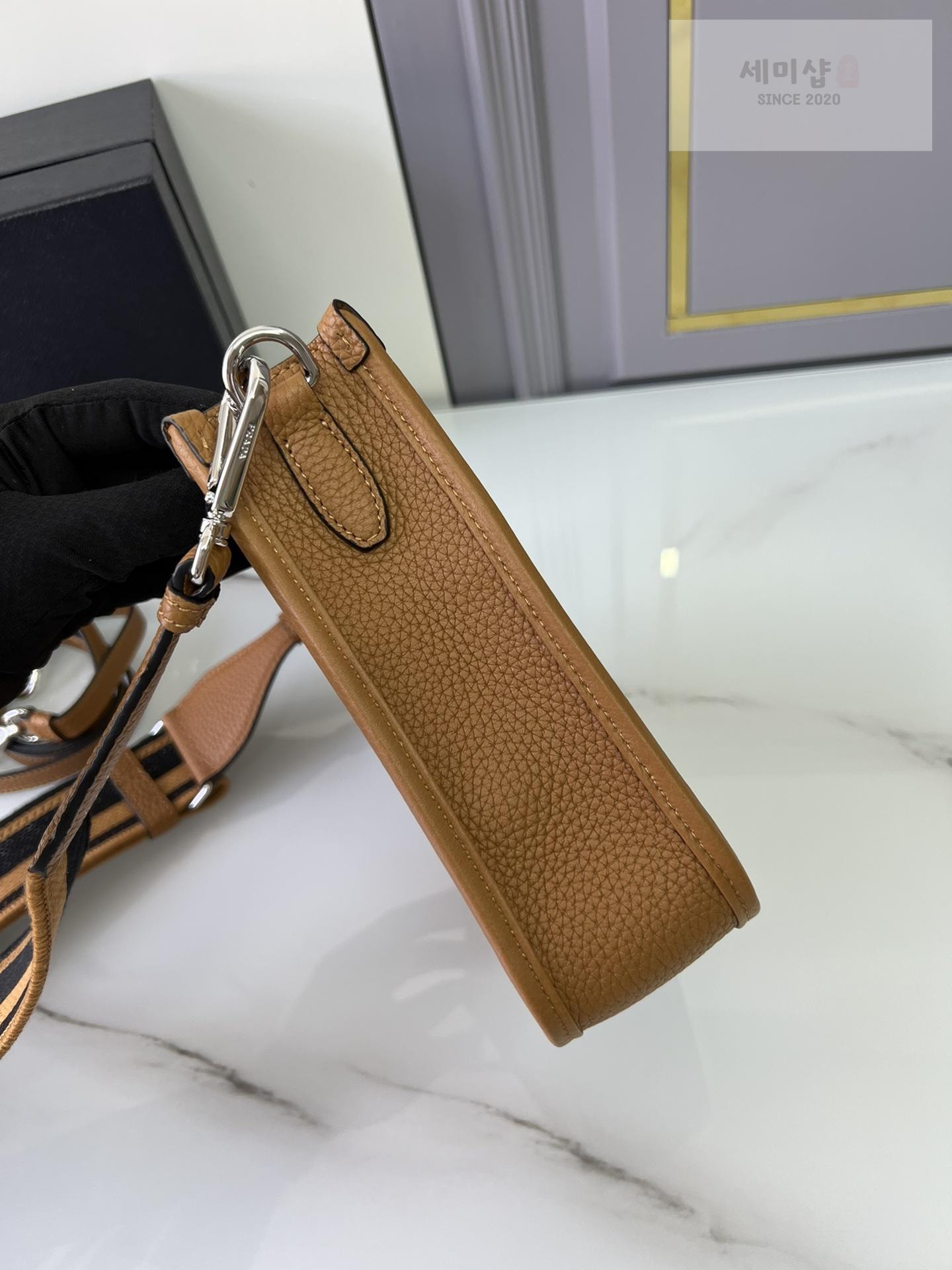 P R A D A Prada Leather Mini Shoulder Bag 23번 이미지
