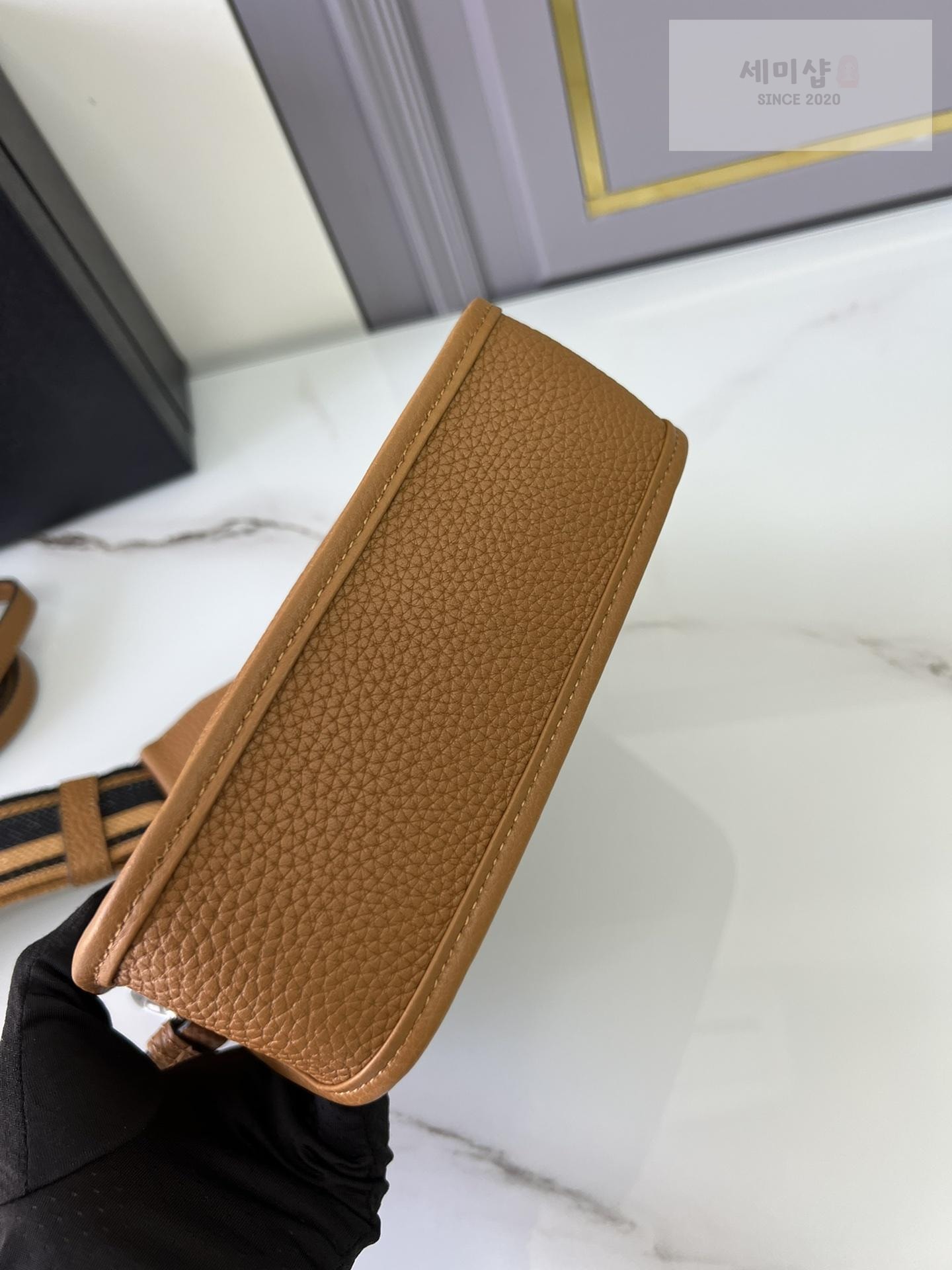 P R A D A Prada Leather Mini Shoulder Bag 24번 이미지
