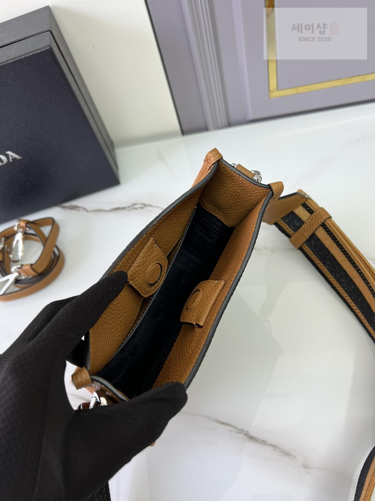 P R A D A Prada Leather Mini Shoulder Bag 26번 이미지