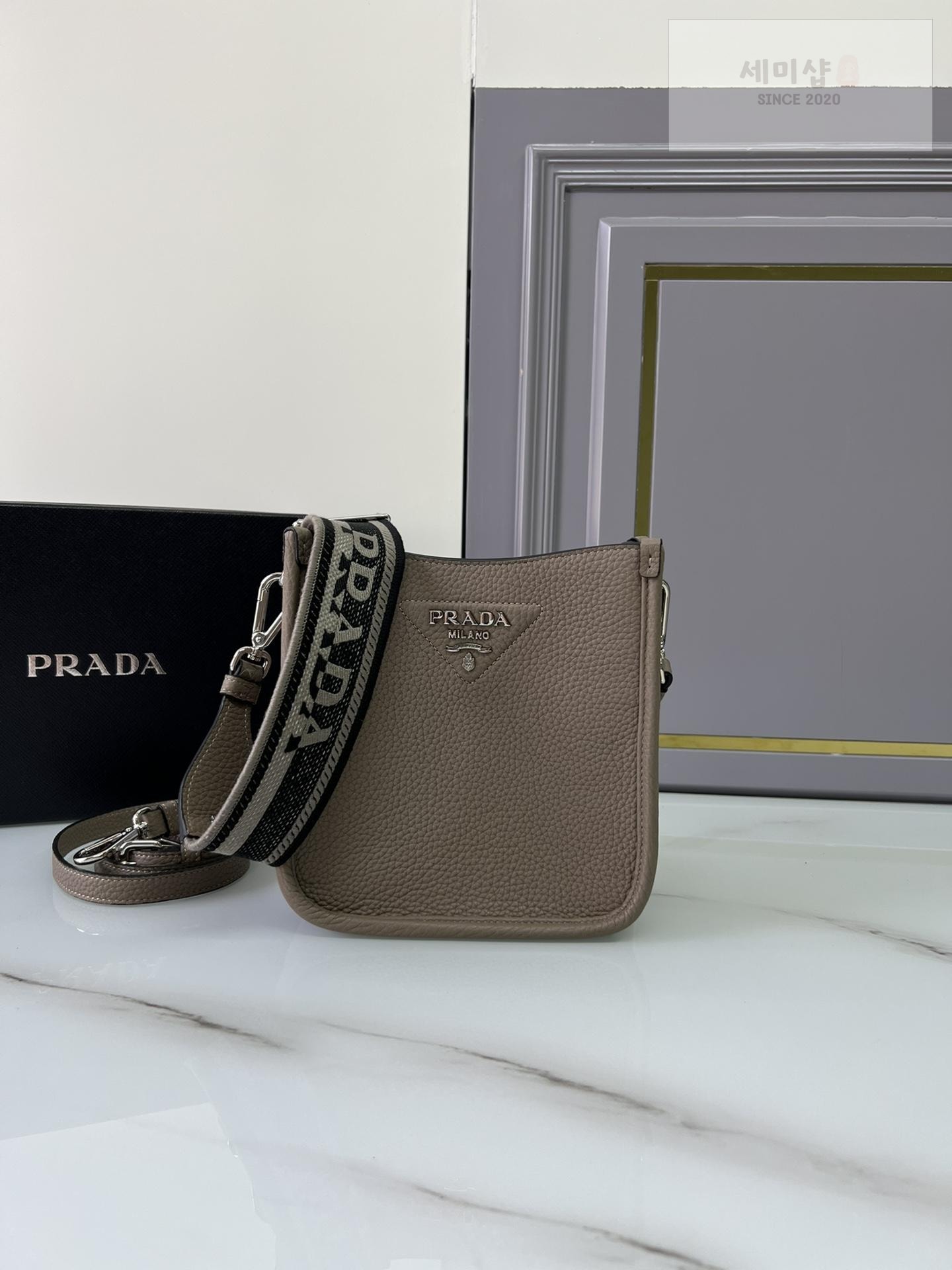 P R A D A Prada Leather Mini Shoulder Bag 28번 이미지