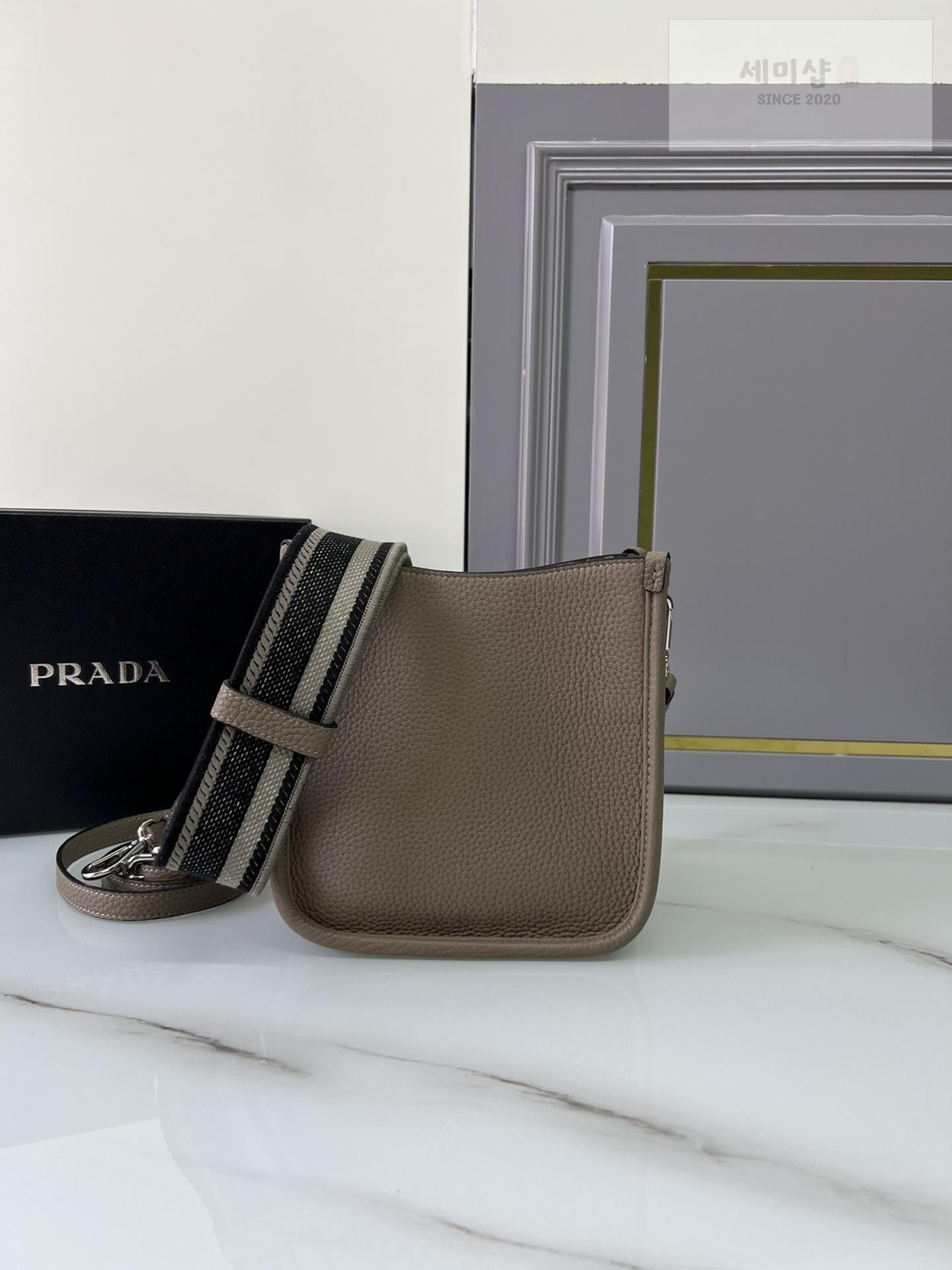 P R A D A Prada Leather Mini Shoulder Bag 29번 이미지
