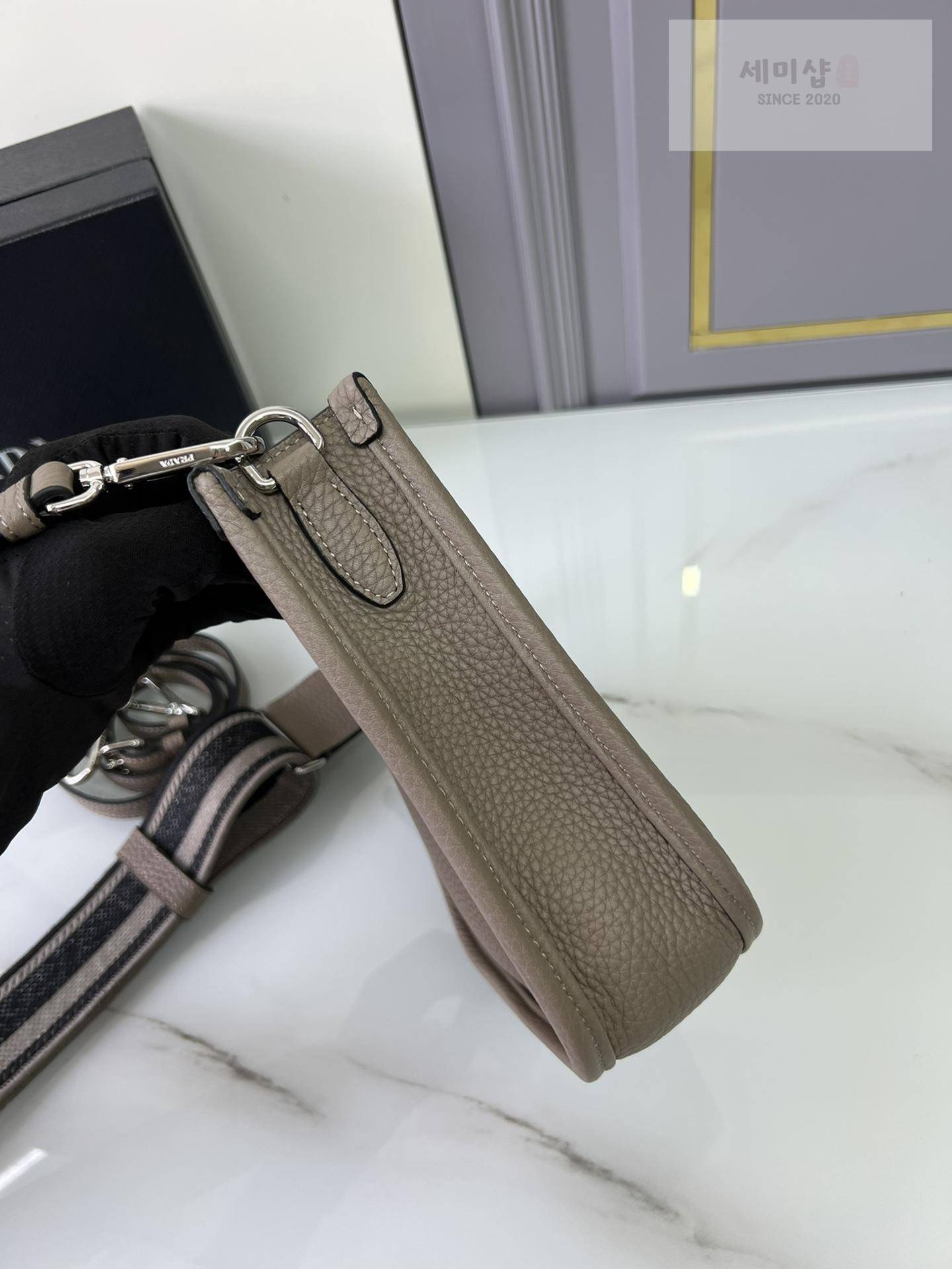 P R A D A Prada Leather Mini Shoulder Bag 30번 이미지