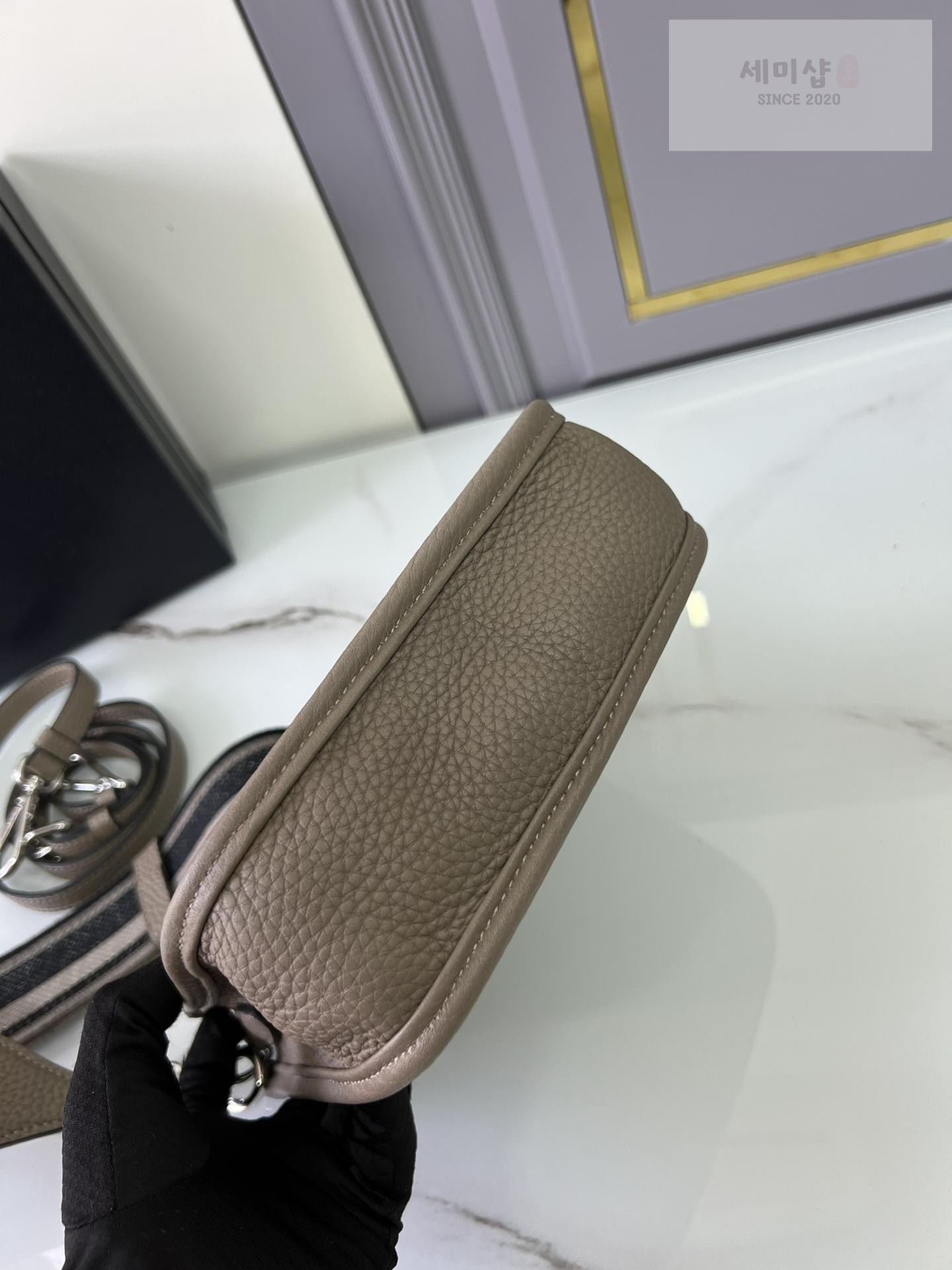 P R A D A Prada Leather Mini Shoulder Bag 31번 이미지
