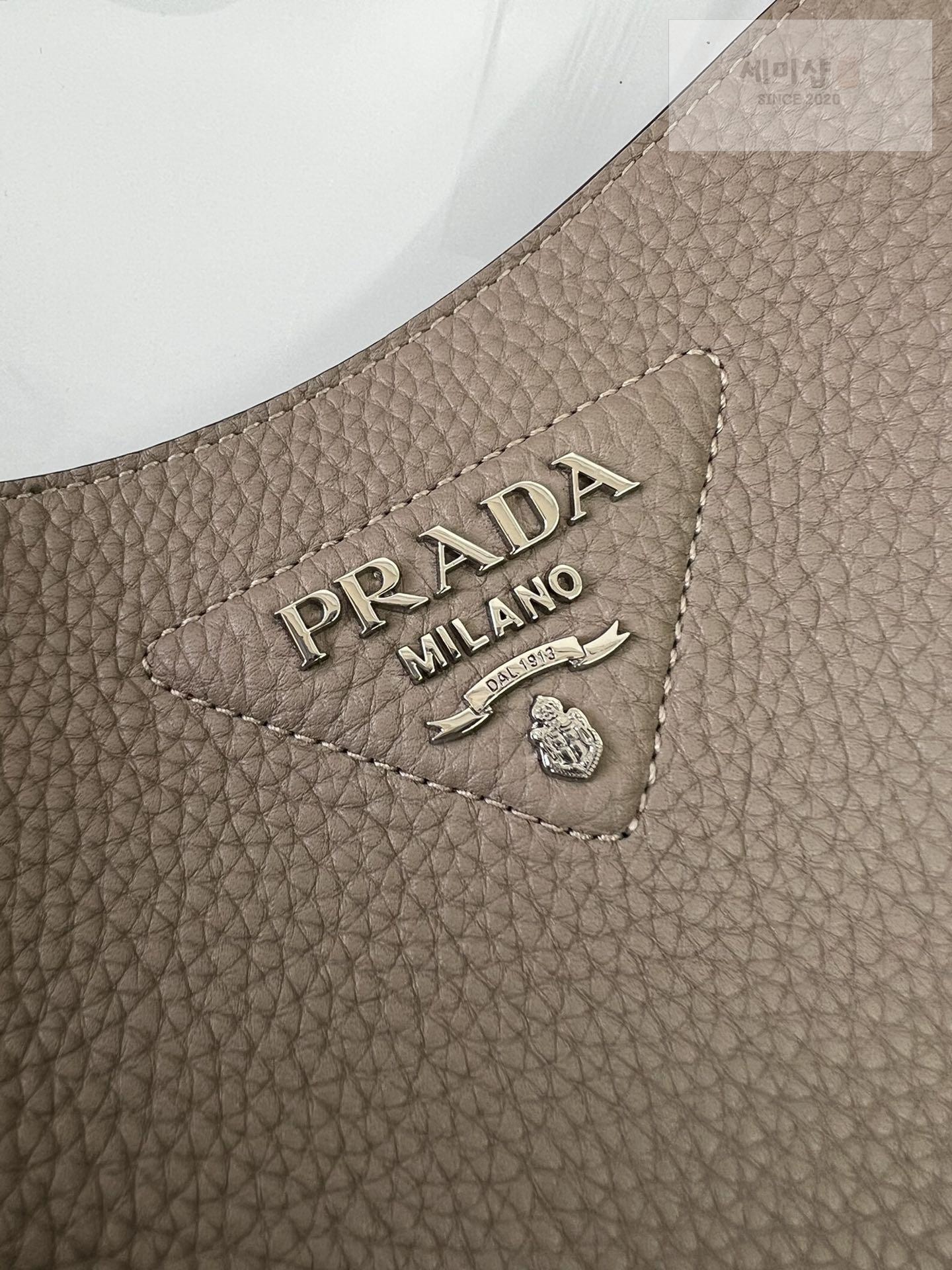 P R A D A Prada Leather Mini Shoulder Bag 33번 이미지