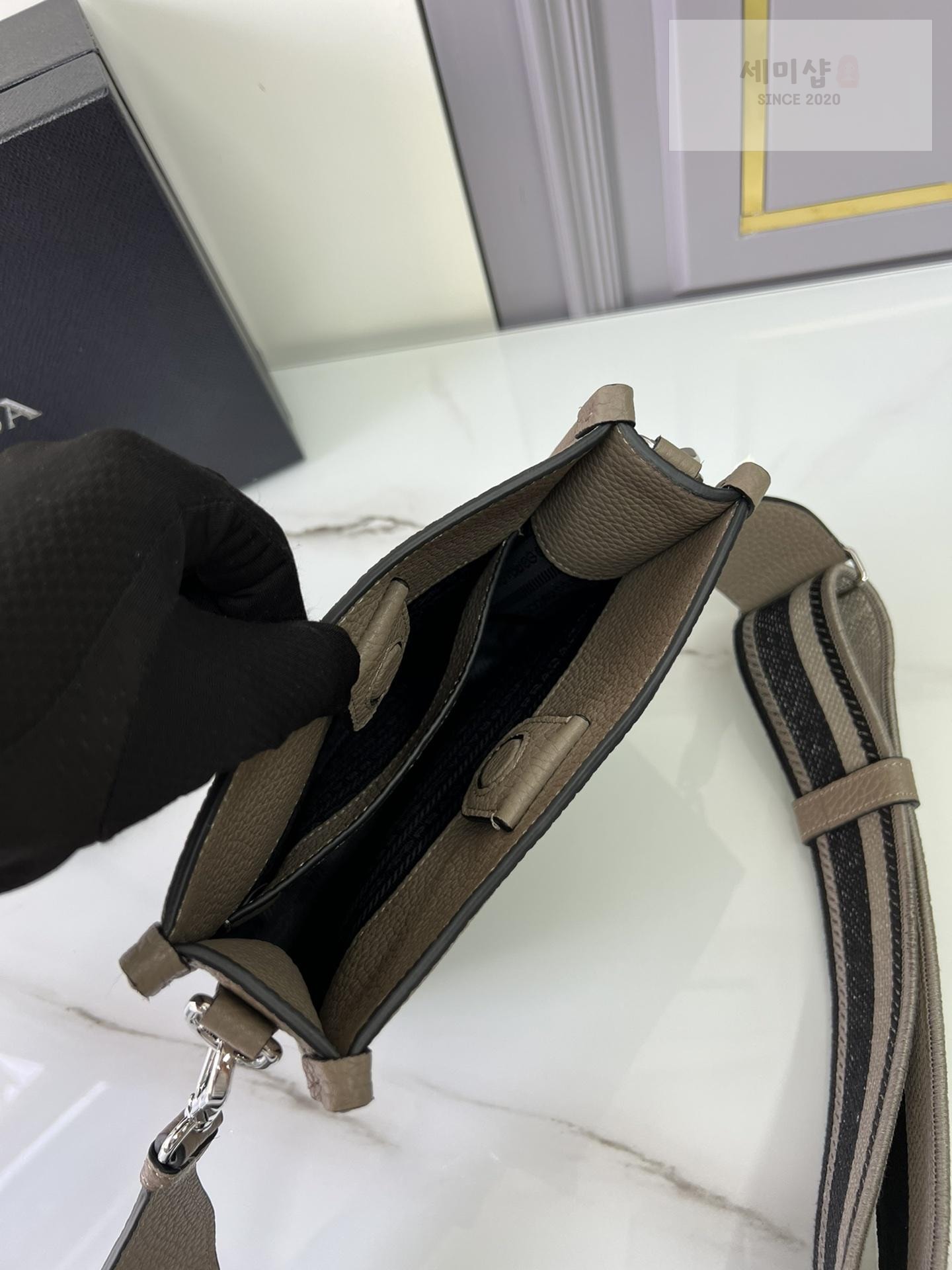 P R A D A Prada Leather Mini Shoulder Bag 34번 이미지