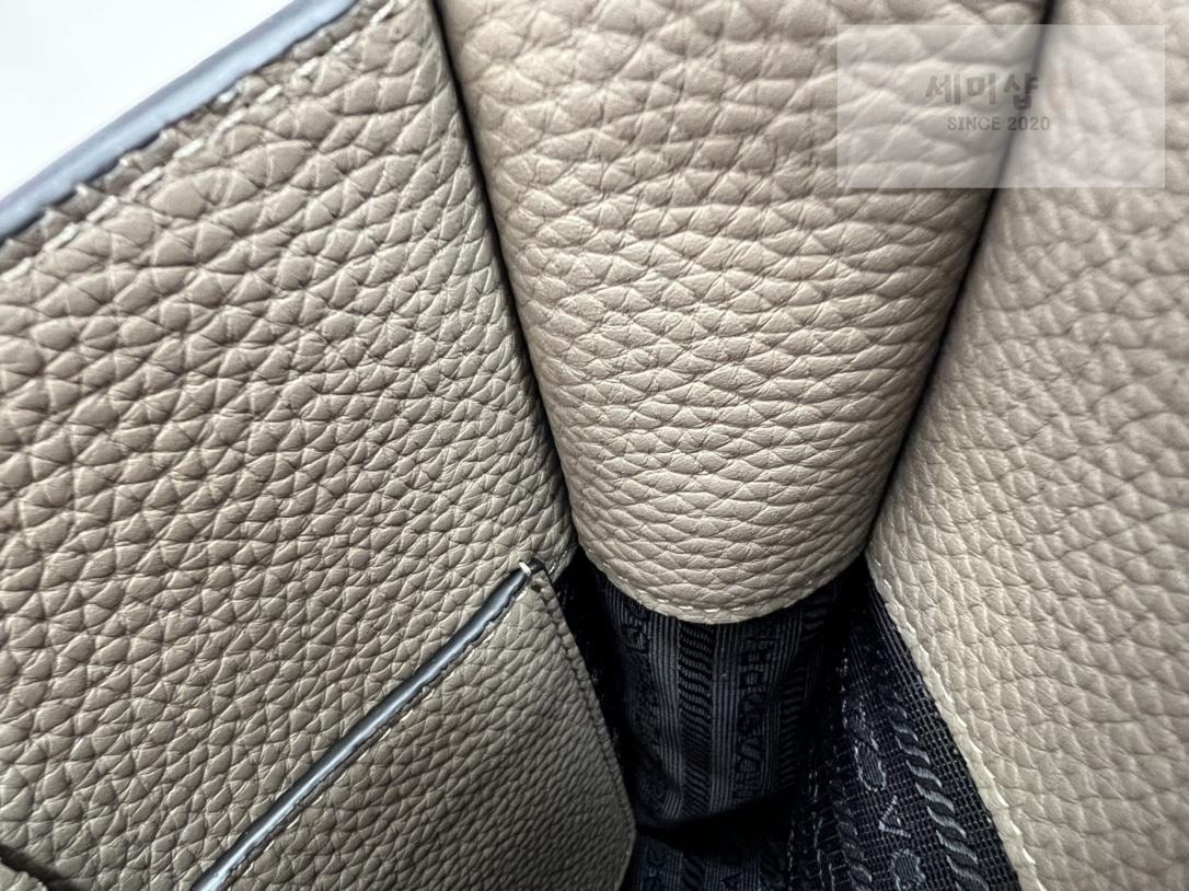 P R A D A Prada Leather Mini Shoulder Bag 38번 이미지