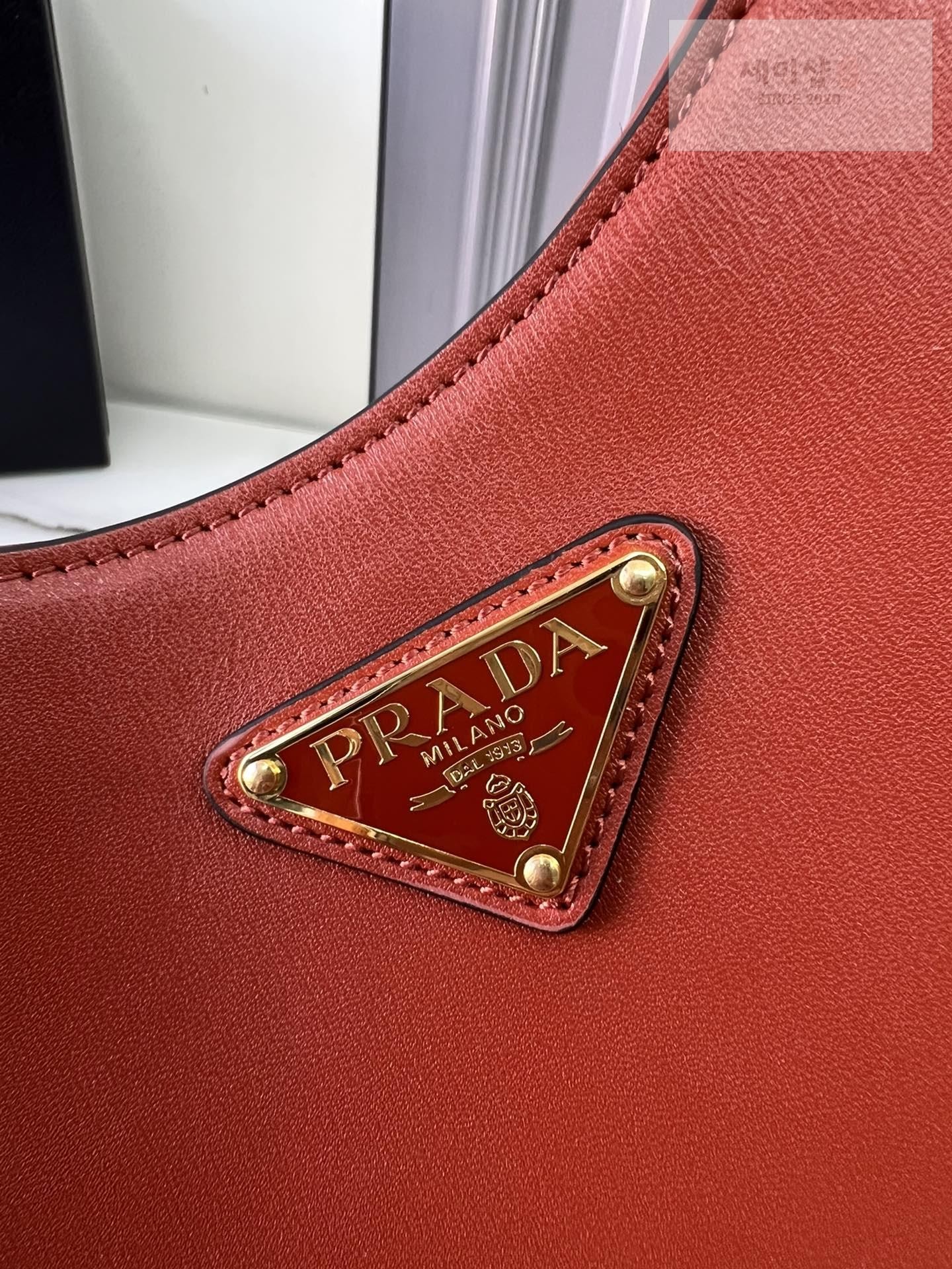 P R A D A Prada Leather Shoulder Bag 24번 이미지