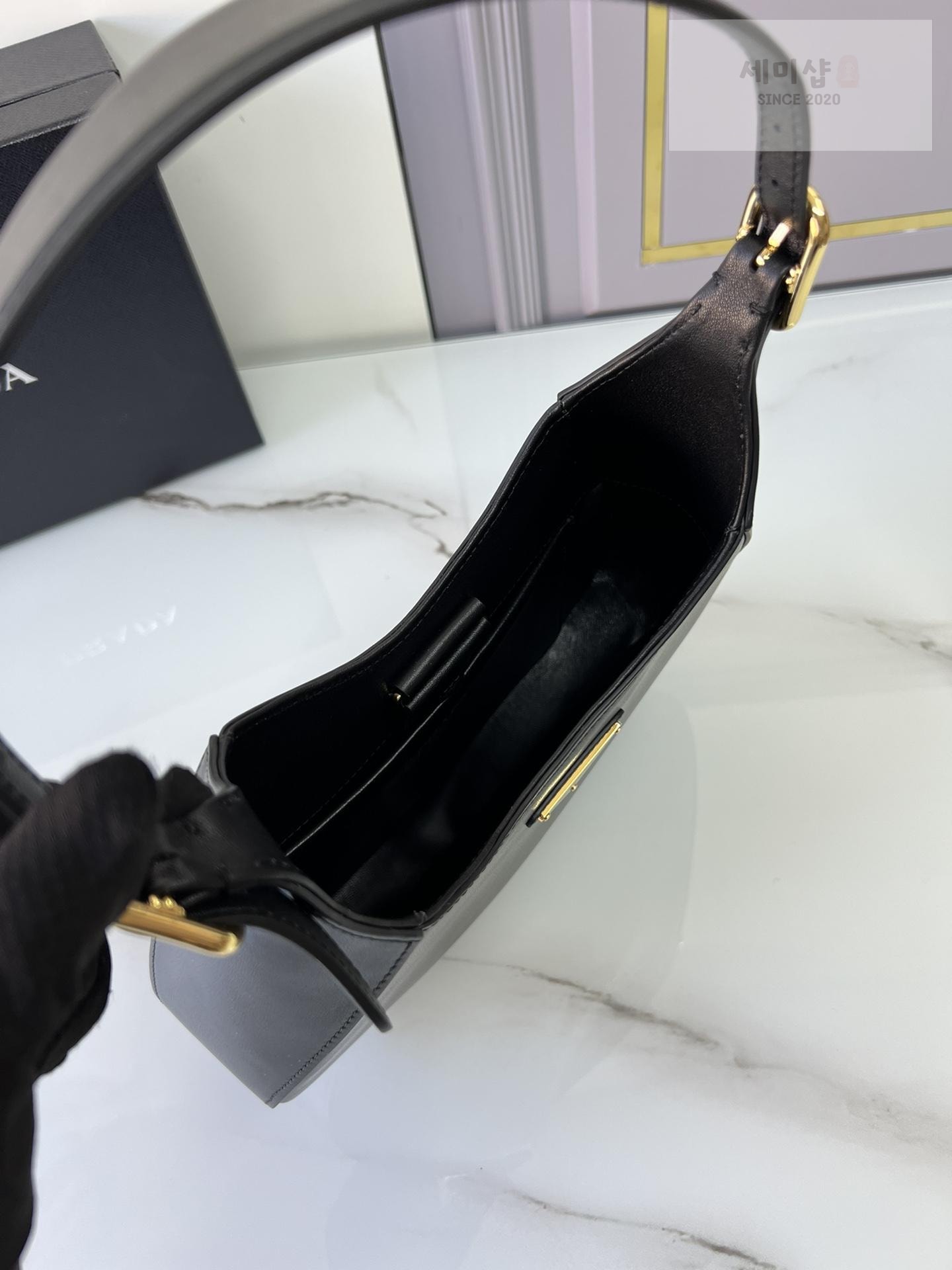 P R A D A Prada Leather Shoulder Bag 20번 이미지