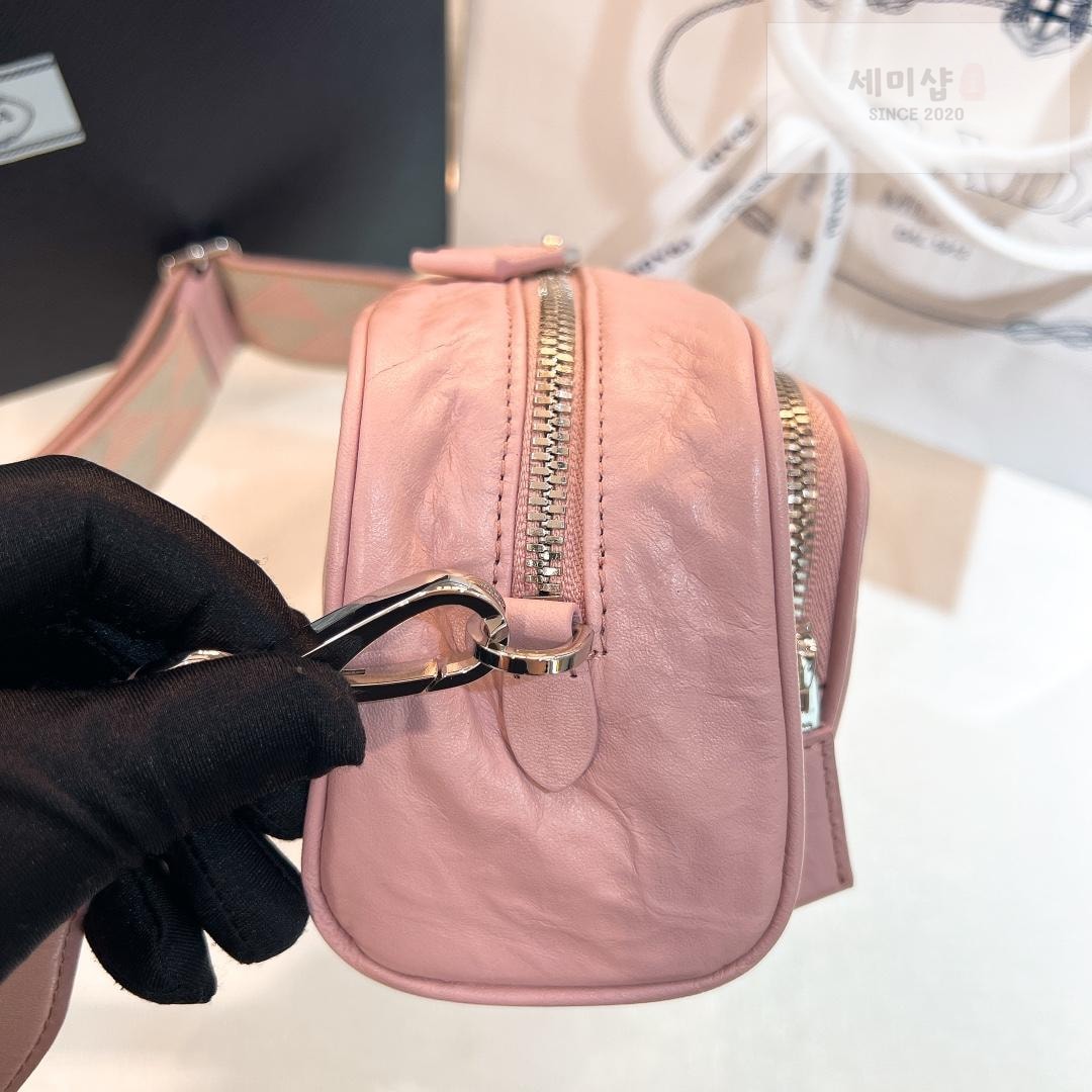 P R A D A Prada Nappa Antique Leather Multi Pocket Shoulder Bag 2번 이미지