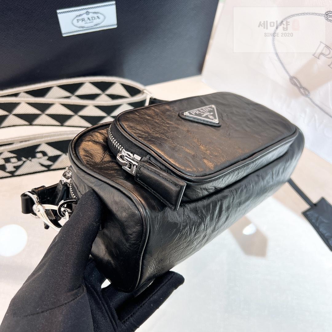 P R A D A Prada Nappa Antique Leather Multi Pocket Shoulder Bag 15번 이미지