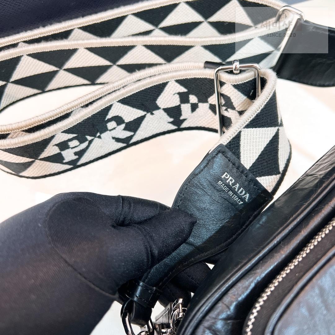 P R A D A Prada Nappa Antique Leather Multi Pocket Shoulder Bag 16번 이미지