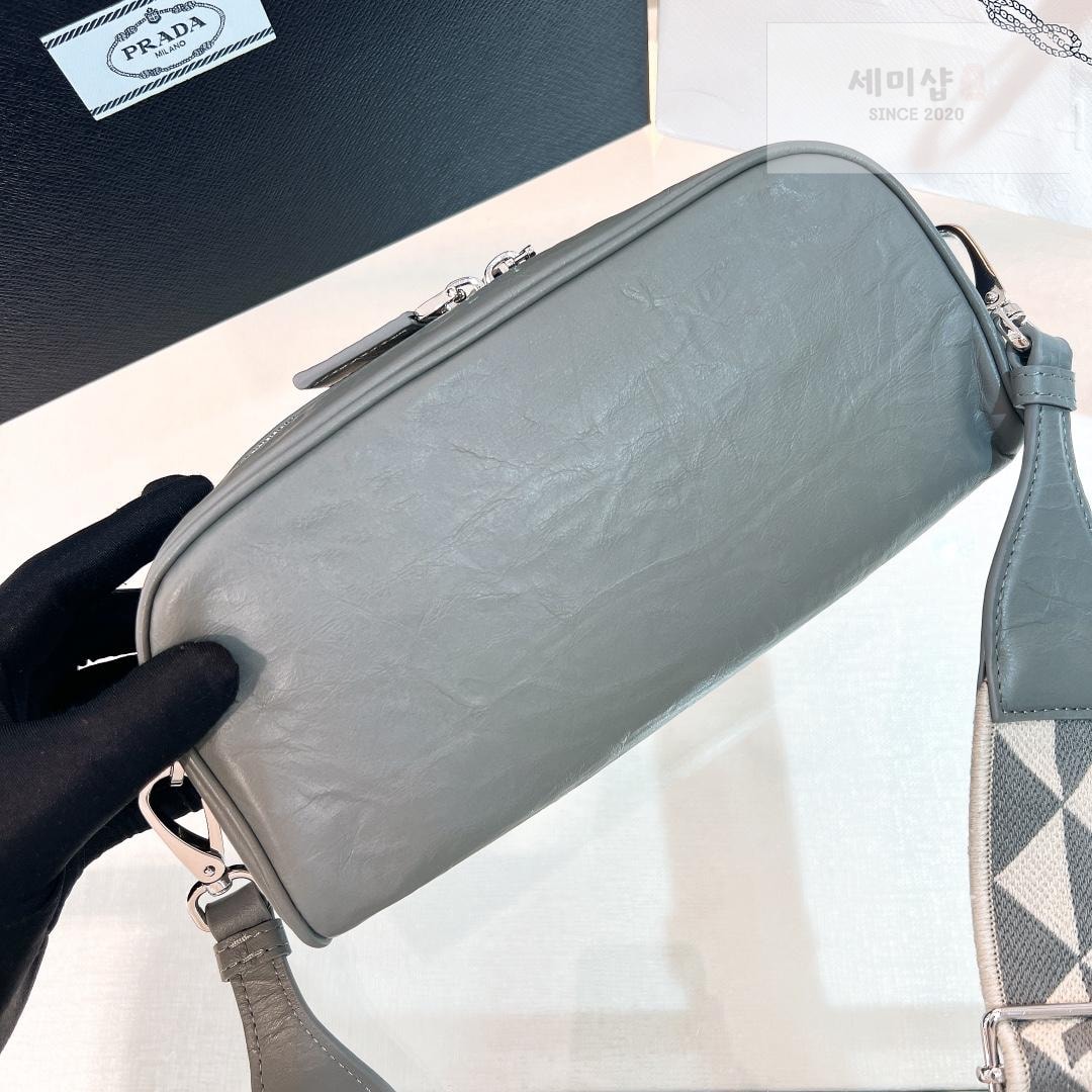 P R A D A Prada Nappa Antique Leather Multi Pocket Shoulder Bag 19번 이미지