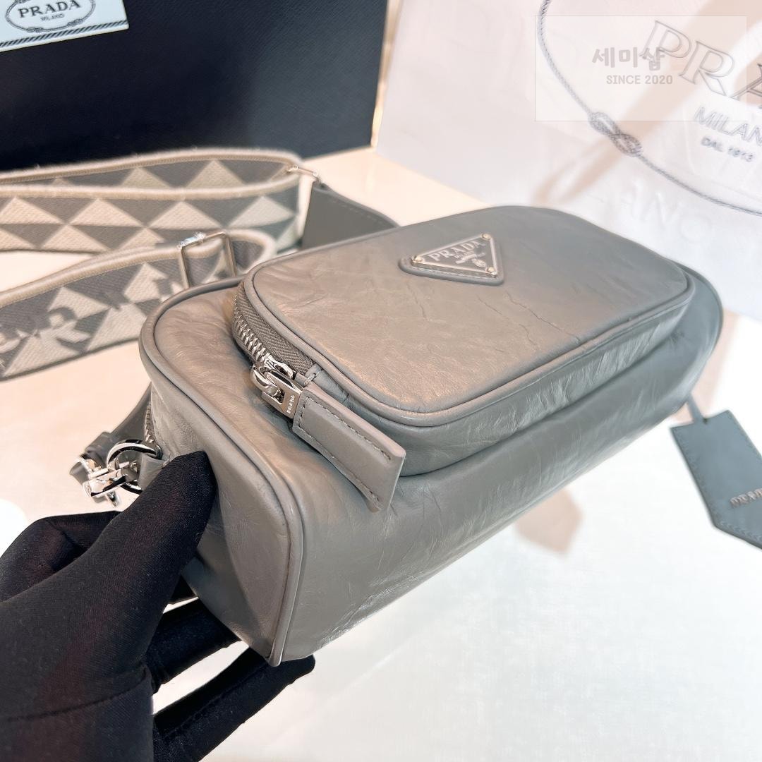 P R A D A Prada Nappa Antique Leather Multi Pocket Shoulder Bag 20번 이미지