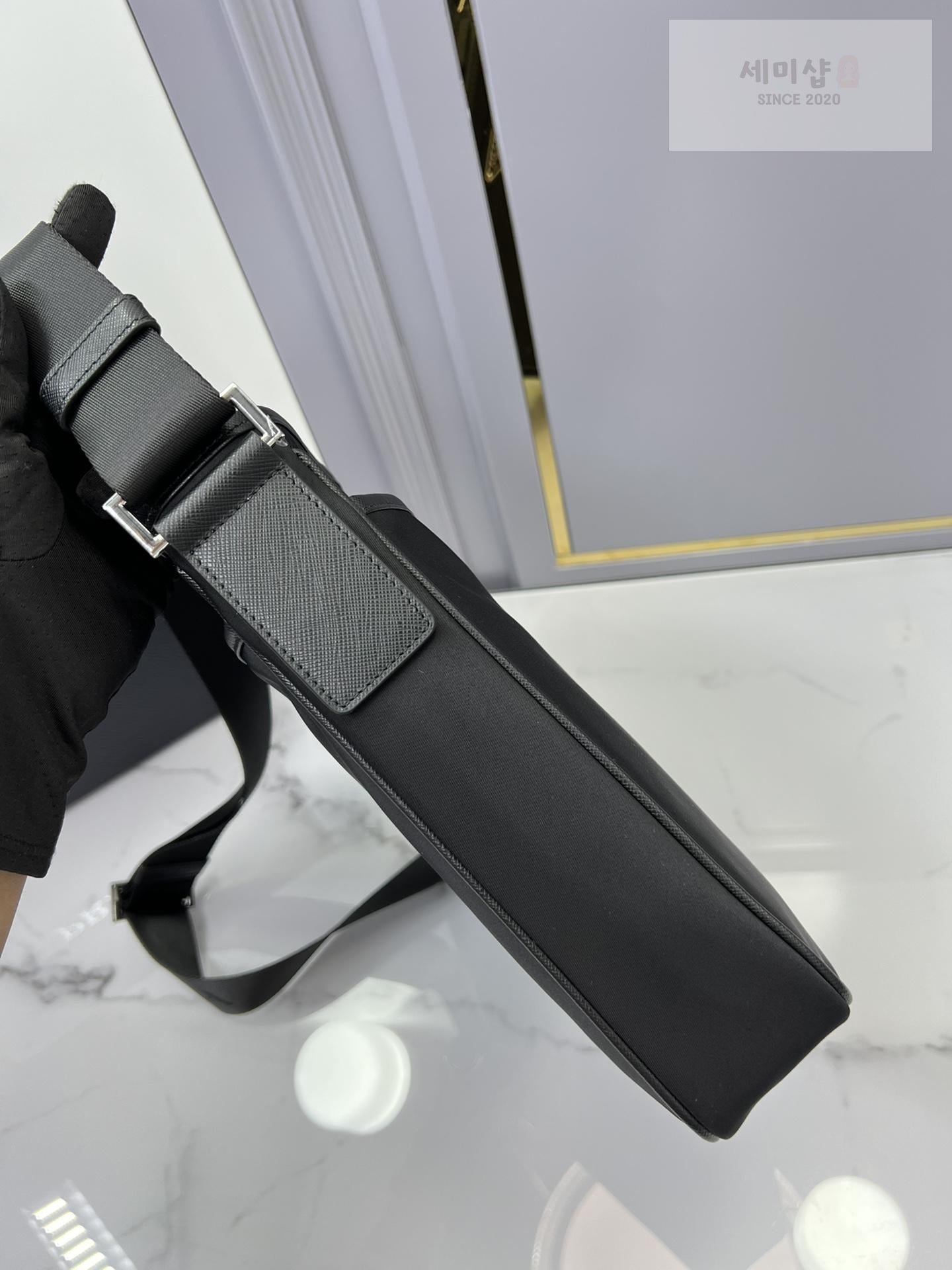 P R A D A Prada Nylon Messenger Bag 1번 이미지
