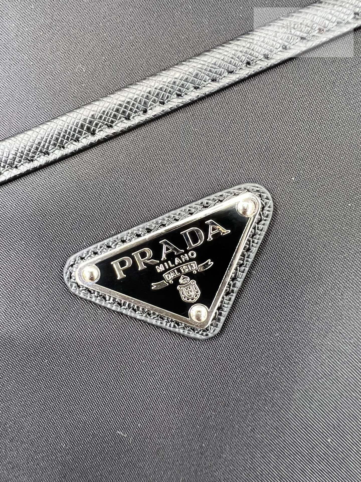 P R A D A Prada Nylon Messenger Bag 2번 이미지