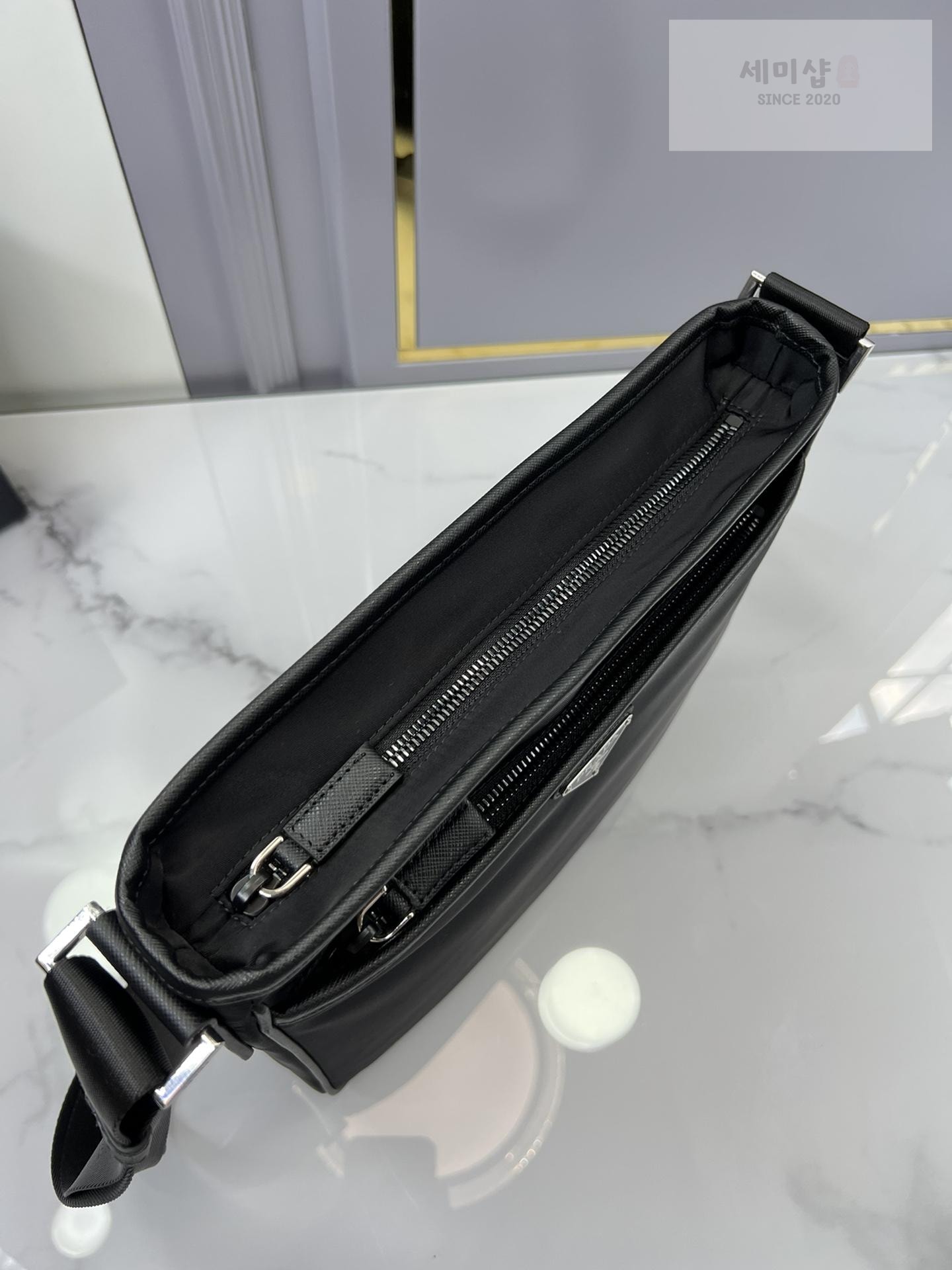 P R A D A Prada Nylon Messenger Bag 3번 이미지