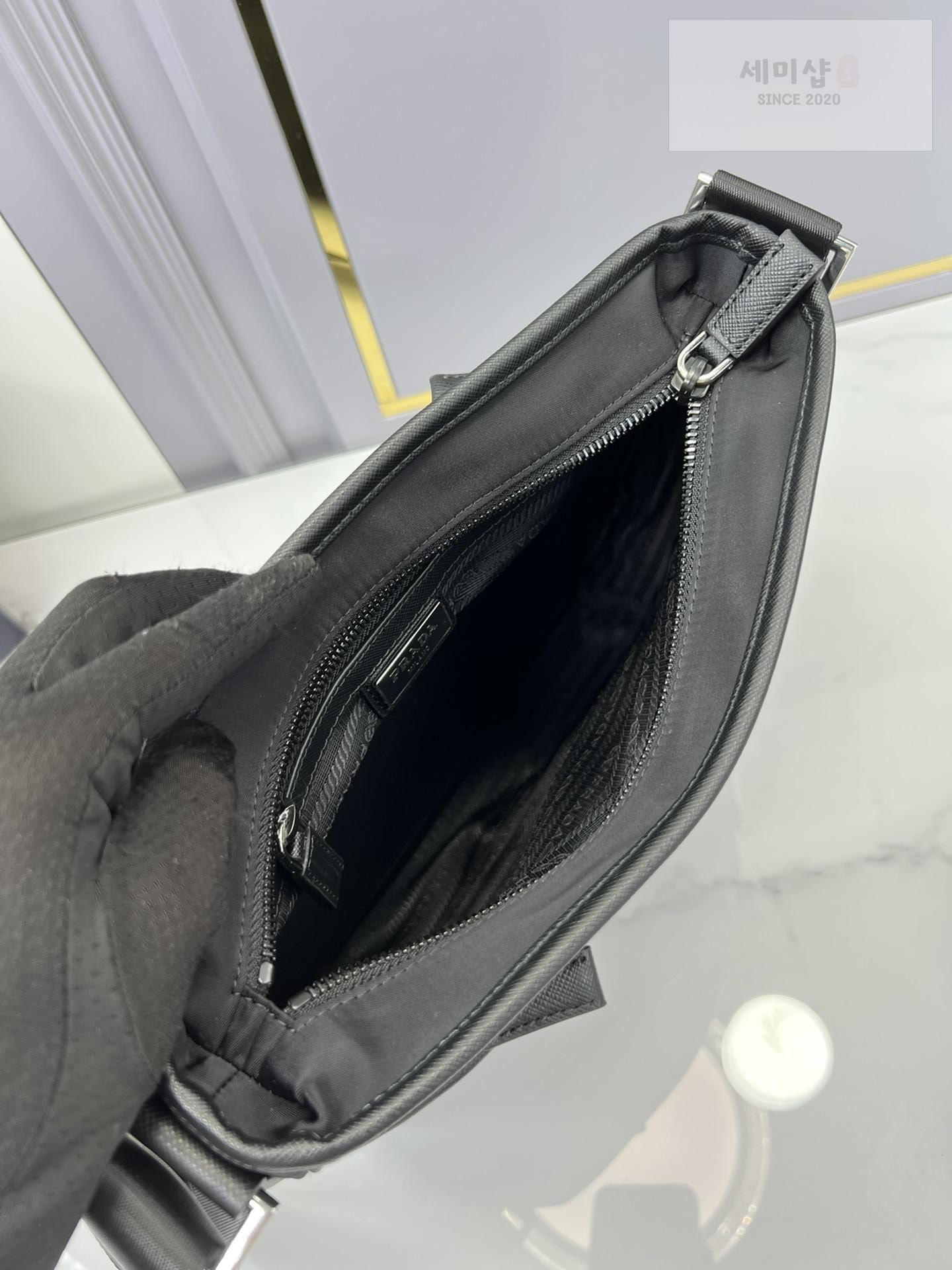 P R A D A Prada Nylon Messenger Bag 4번 이미지