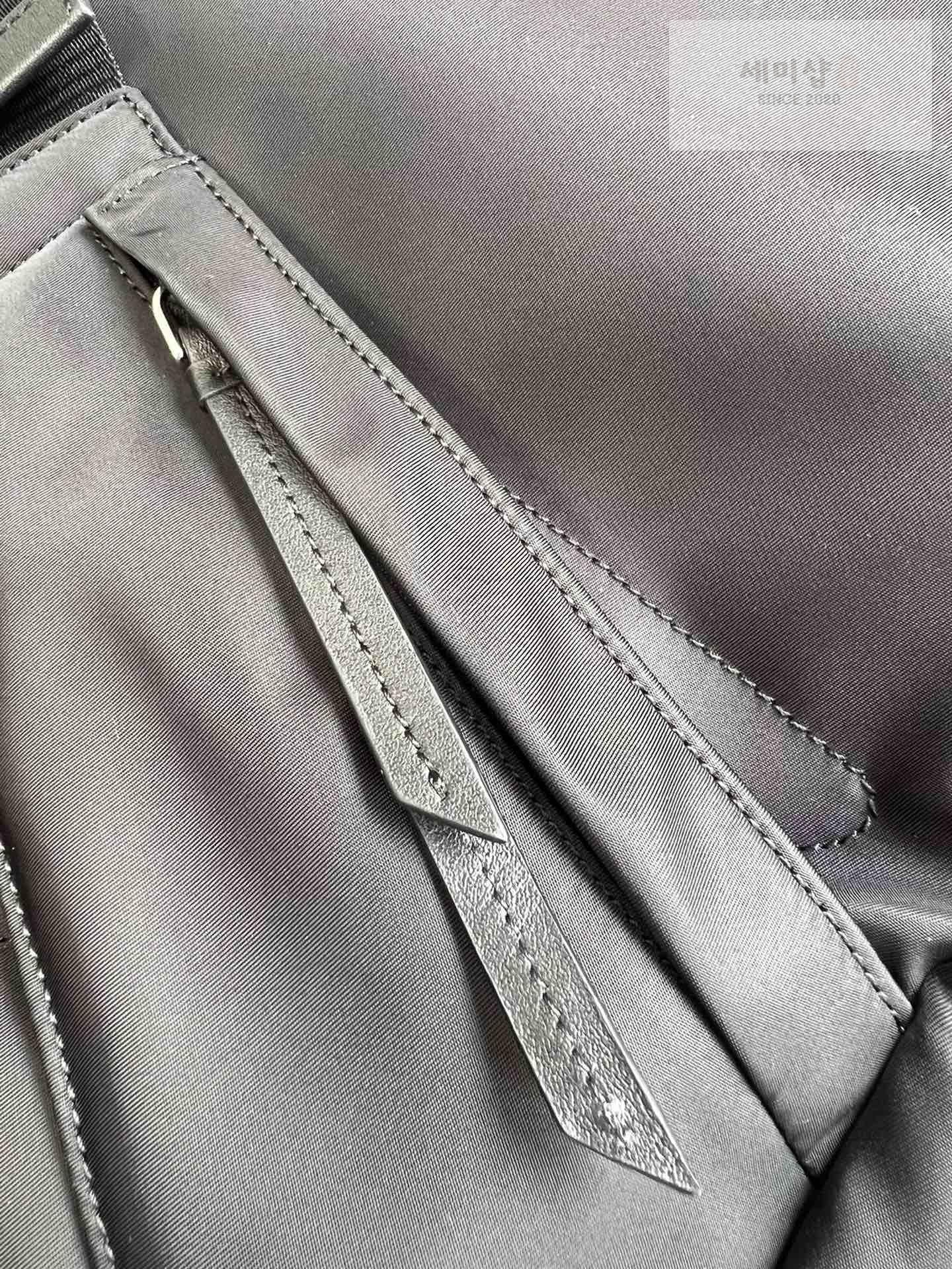 P R A D A Prada Nylon Sling Bag 4번 이미지