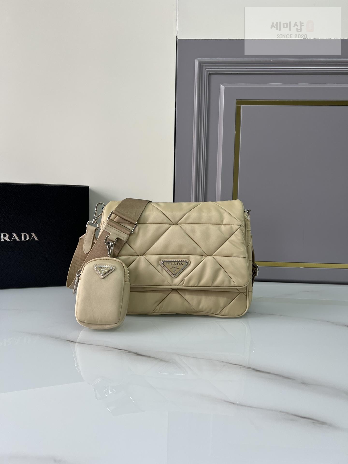 P R A D A Prada Padded Re-Nylon Shoulder Bag 14번 이미지