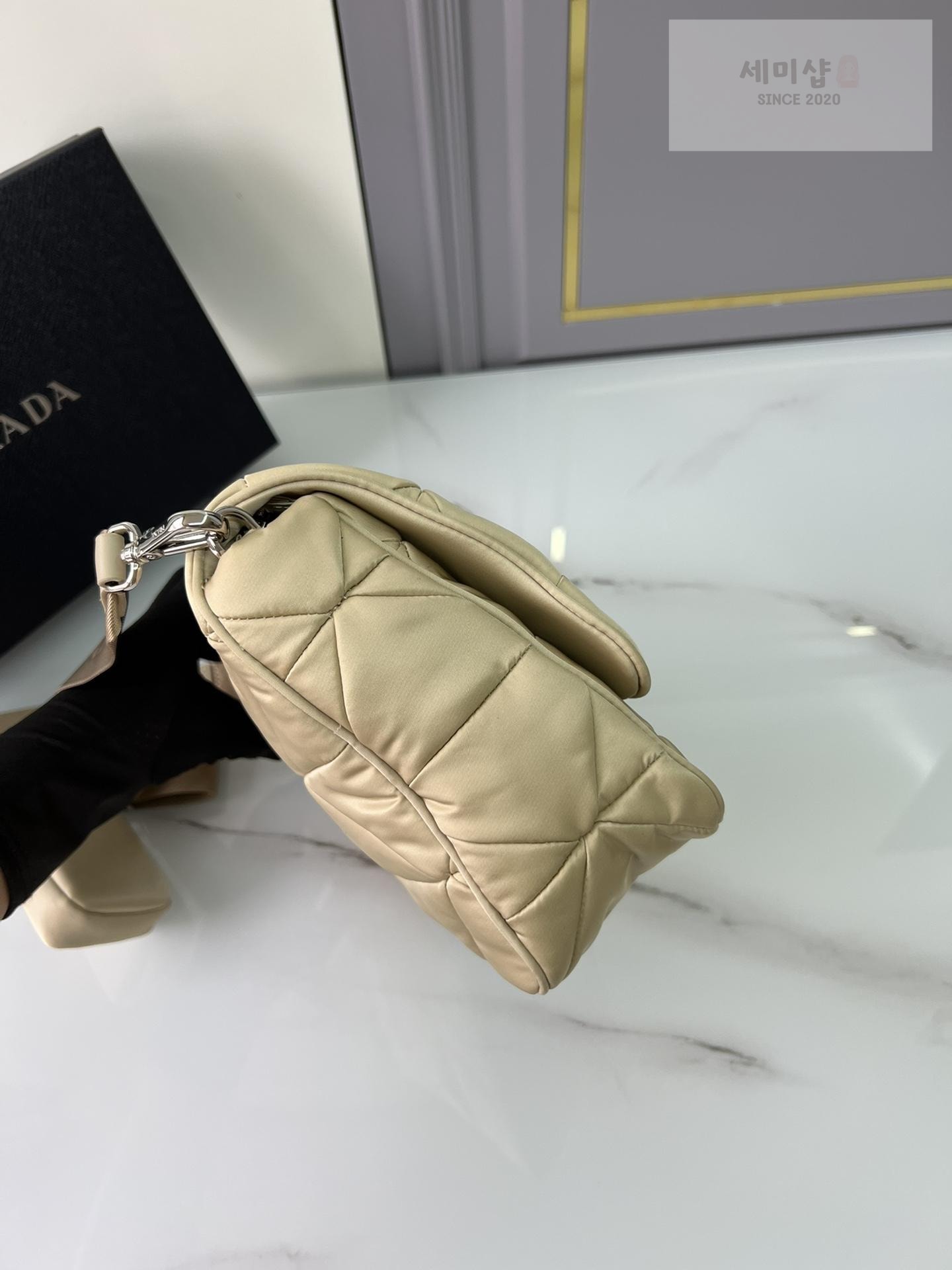P R A D A Prada Padded Re-Nylon Shoulder Bag 2번 이미지