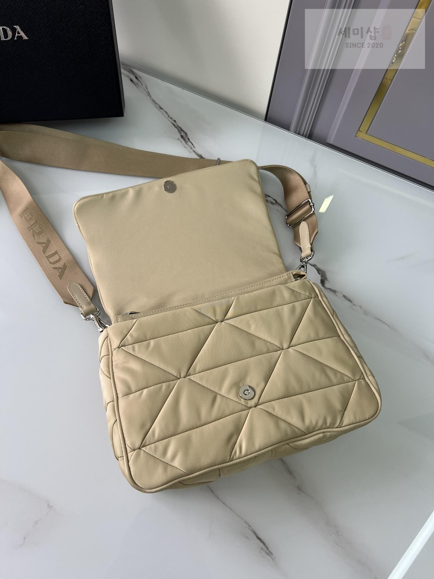 P R A D A Prada Padded Re-Nylon Shoulder Bag 4번 이미지