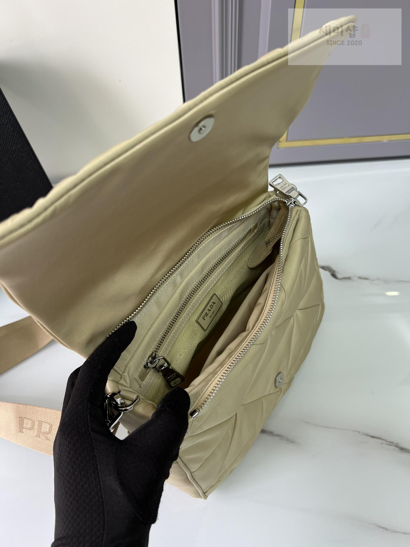 P R A D A Prada Padded Re-Nylon Shoulder Bag 5번 이미지
