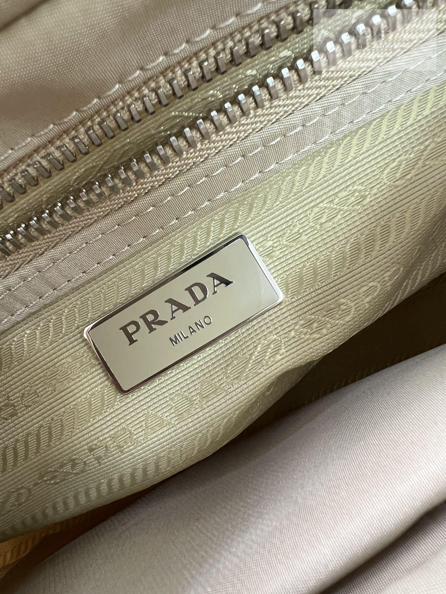 P R A D A Prada Padded Re-Nylon Shoulder Bag 13번 이미지