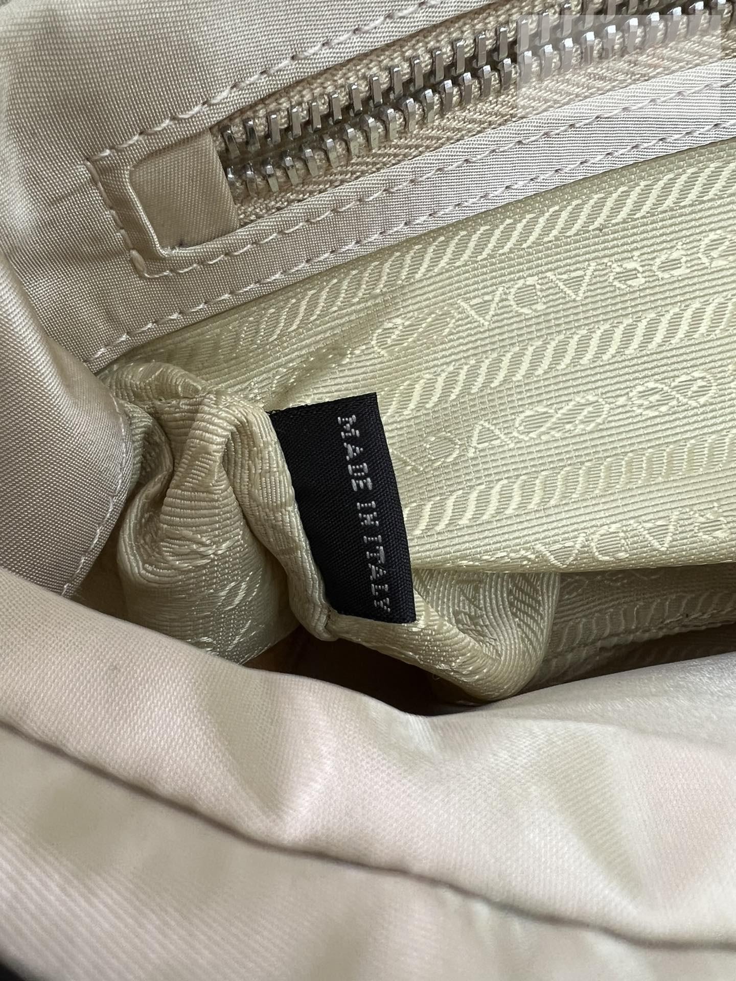 P R A D A Prada Padded Re-Nylon Shoulder Bag 15번 이미지