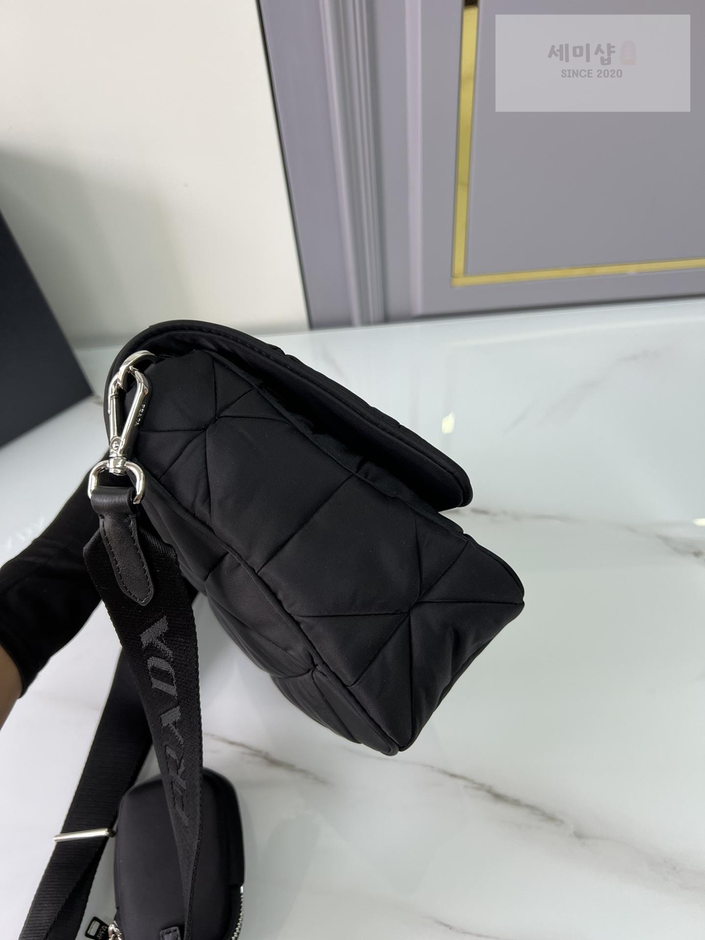 P R A D A Prada Padded Re-Nylon Shoulder Bag 7번 이미지