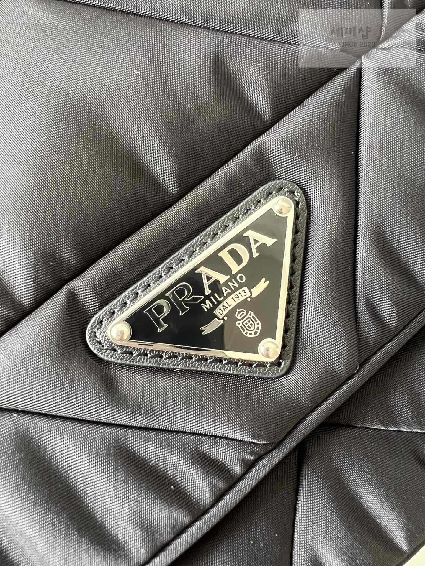 P R A D A Prada Padded Re-Nylon Shoulder Bag 9번 이미지