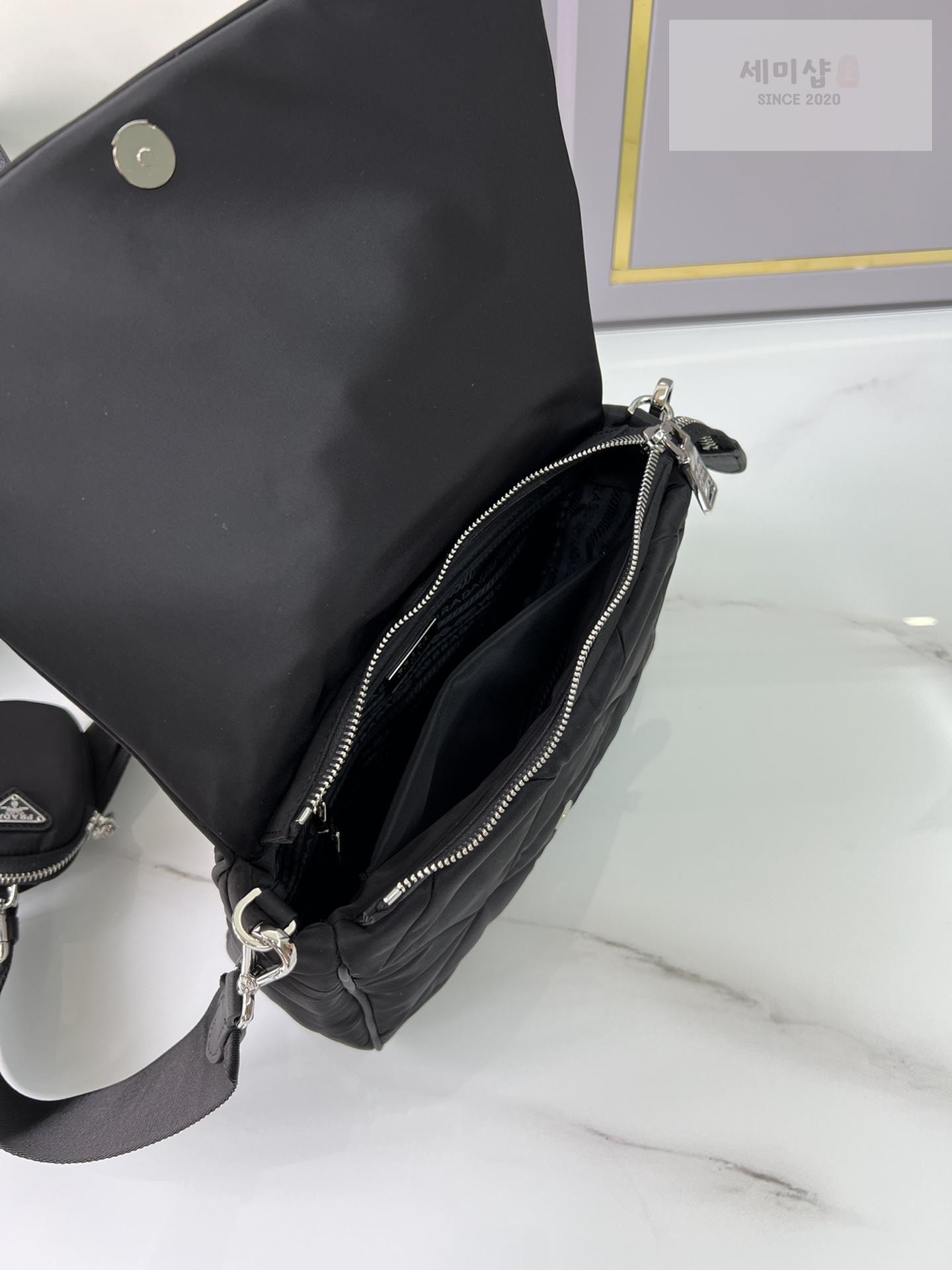 P R A D A Prada Padded Re-Nylon Shoulder Bag 11번 이미지