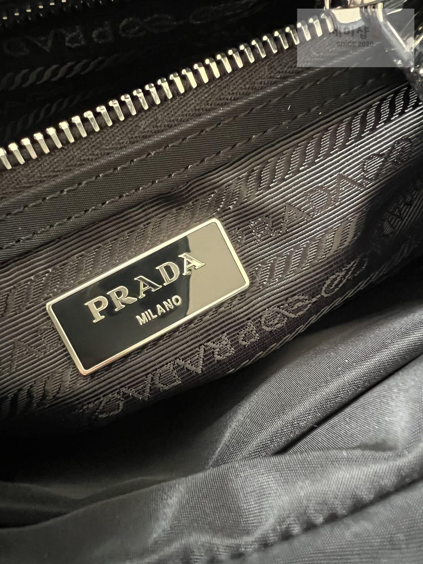 P R A D A Prada Padded Re-Nylon Shoulder Bag 12번 이미지