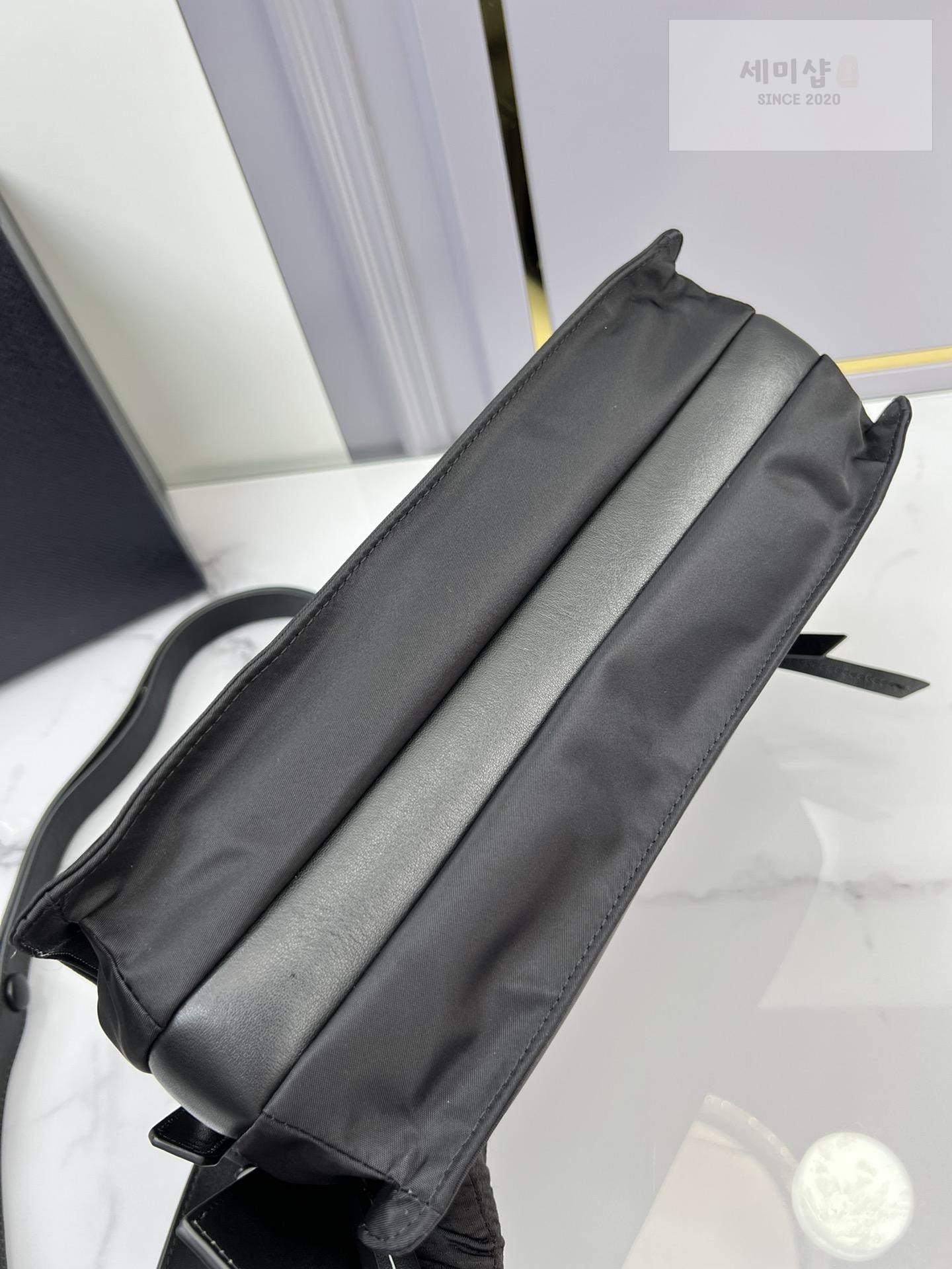 P R A D A Prada Padded Re - Nylon Shoulder Bag 4번 이미지