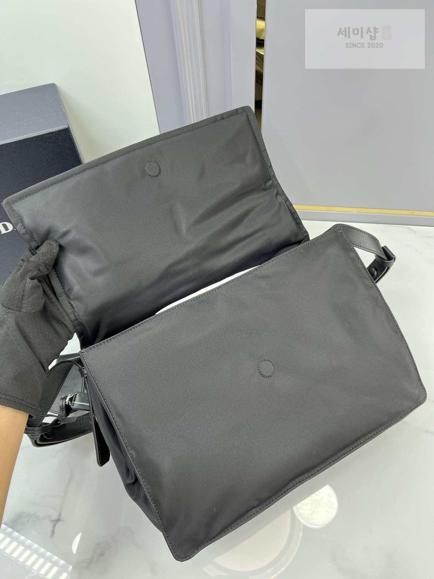P R A D A Prada Padded Re - Nylon Shoulder Bag 5번 이미지