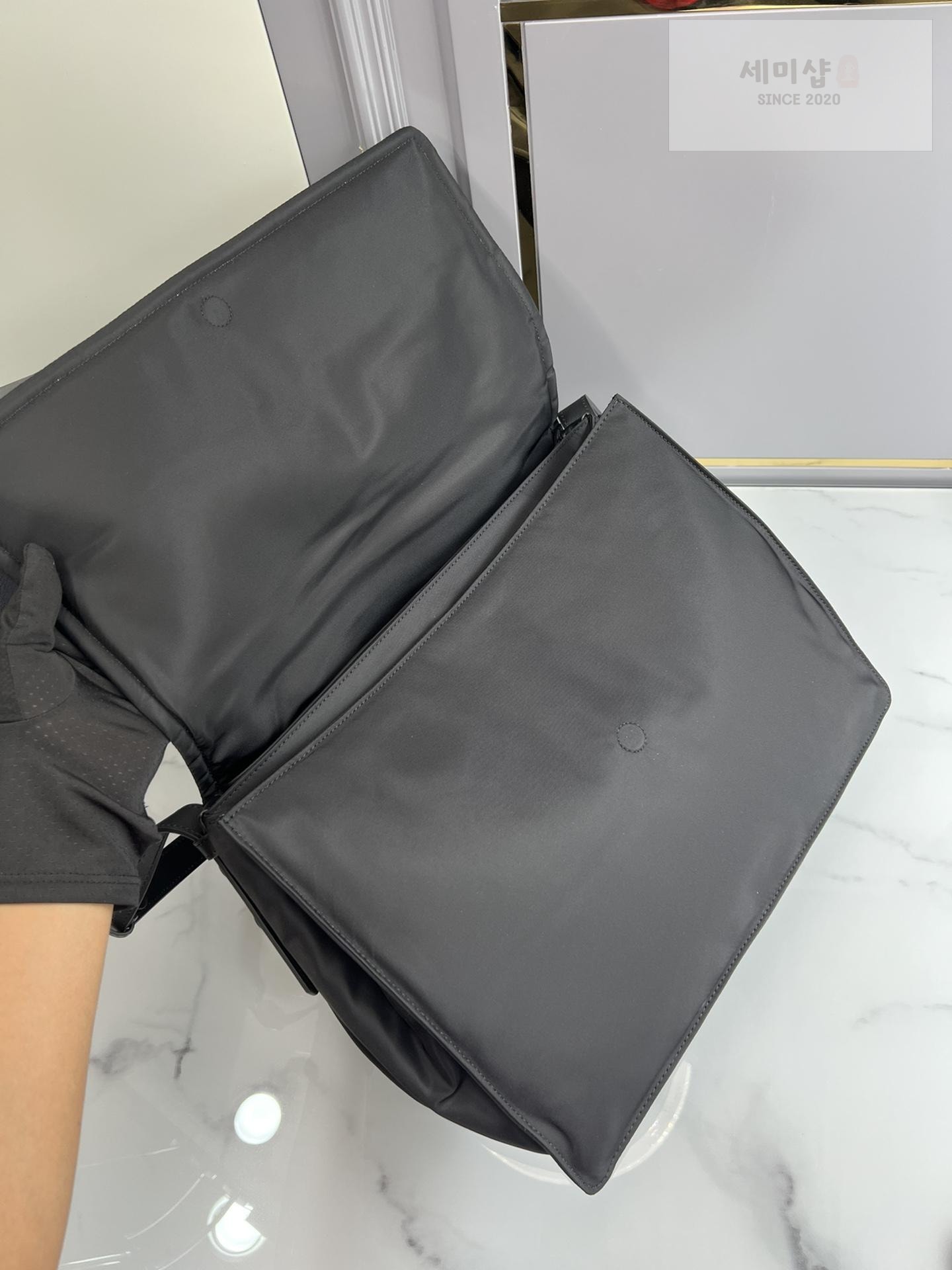 P R A D A Prada Padded Re - Nylon Shoulder Bag 13번 이미지