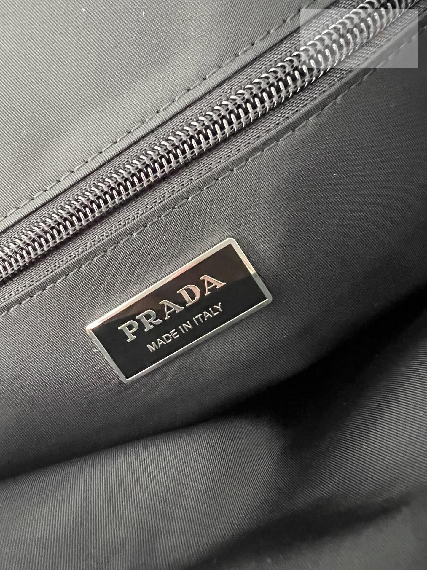 P R A D A Prada Padded Re - Nylon Shoulder Bag 15번 이미지