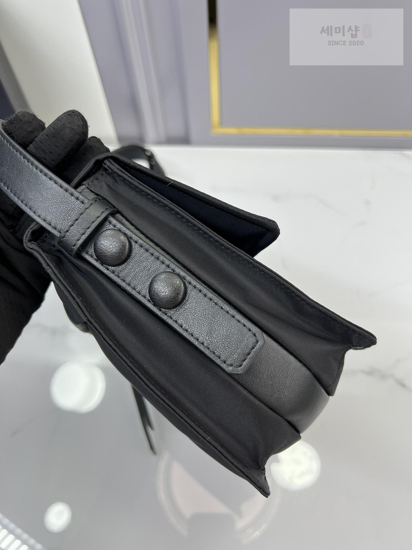 P R A D A Prada Padded Re - Nylon Shoulder Bag 18번 이미지