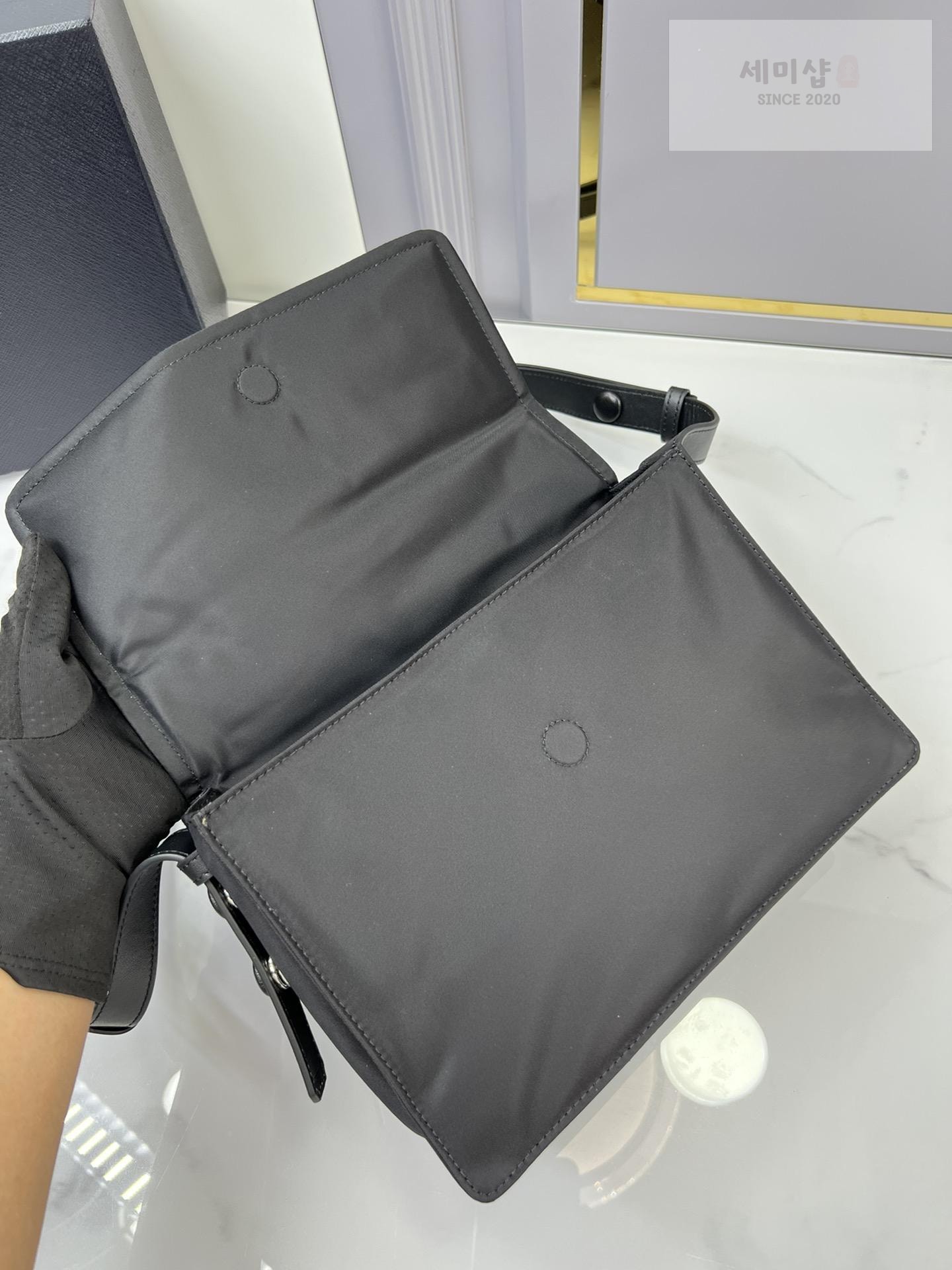 P R A D A Prada Padded Re - Nylon Shoulder Bag 21번 이미지