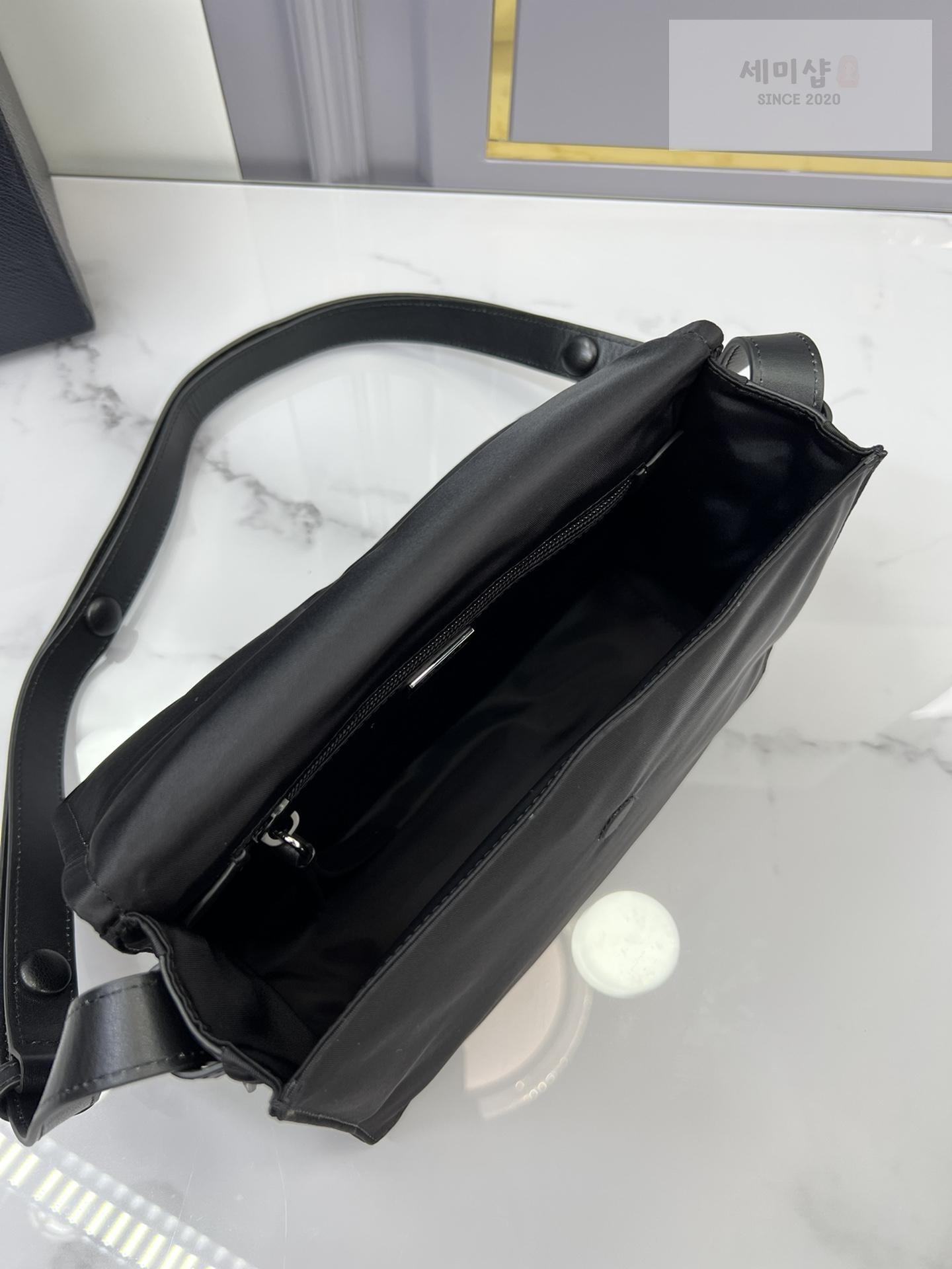 P R A D A Prada Padded Re - Nylon Shoulder Bag 24번 이미지